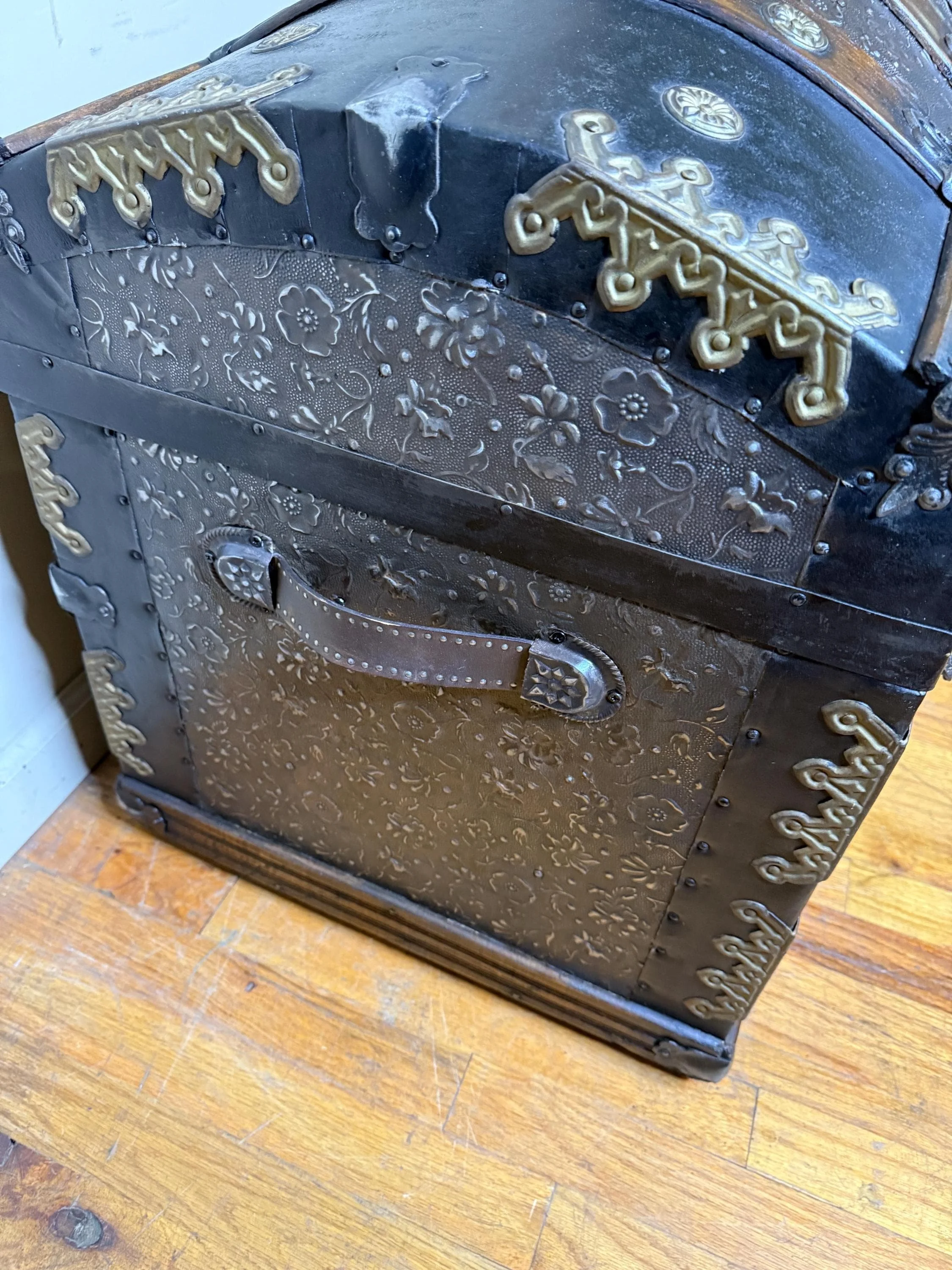 Side detail showing rare embossed tin on humpback trunk