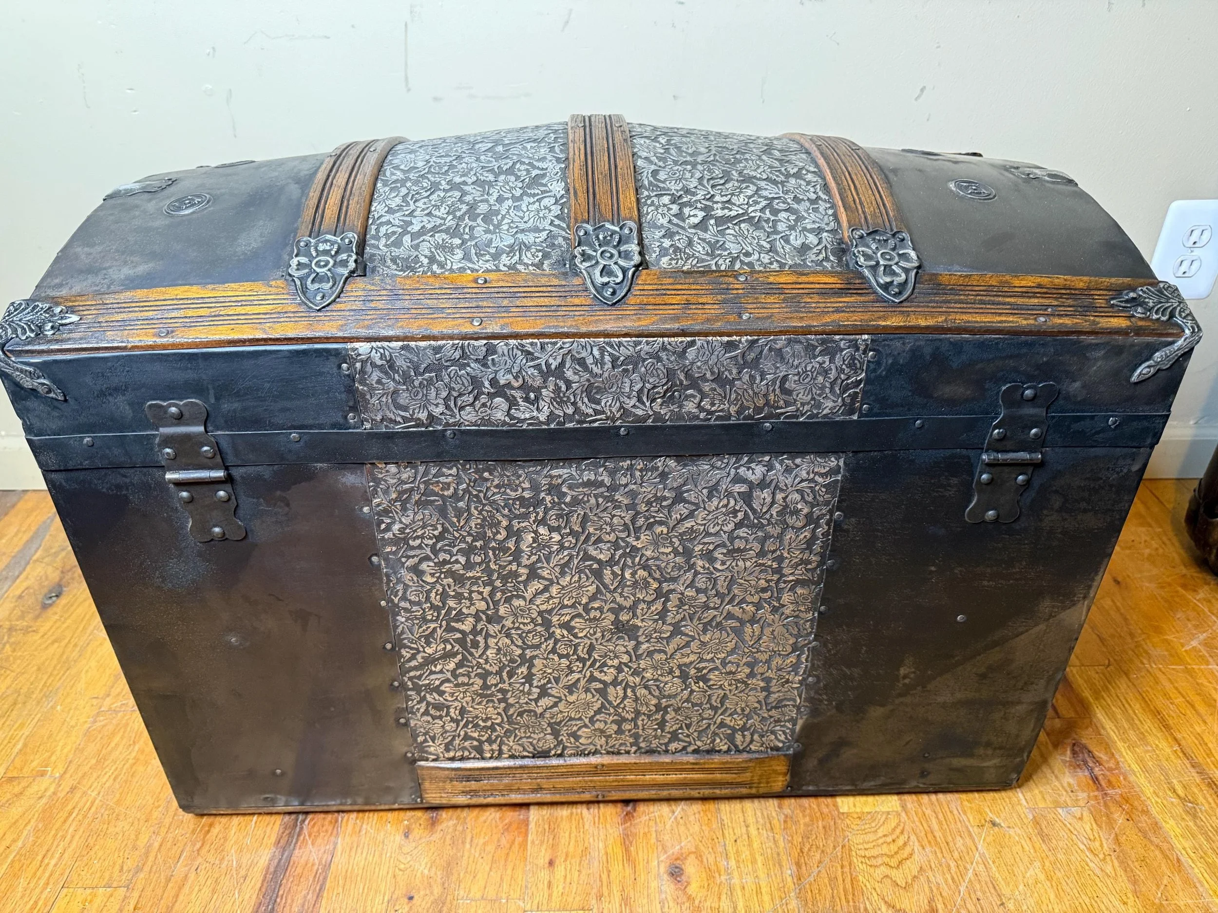 hinge side of a victorian antique steamer chest