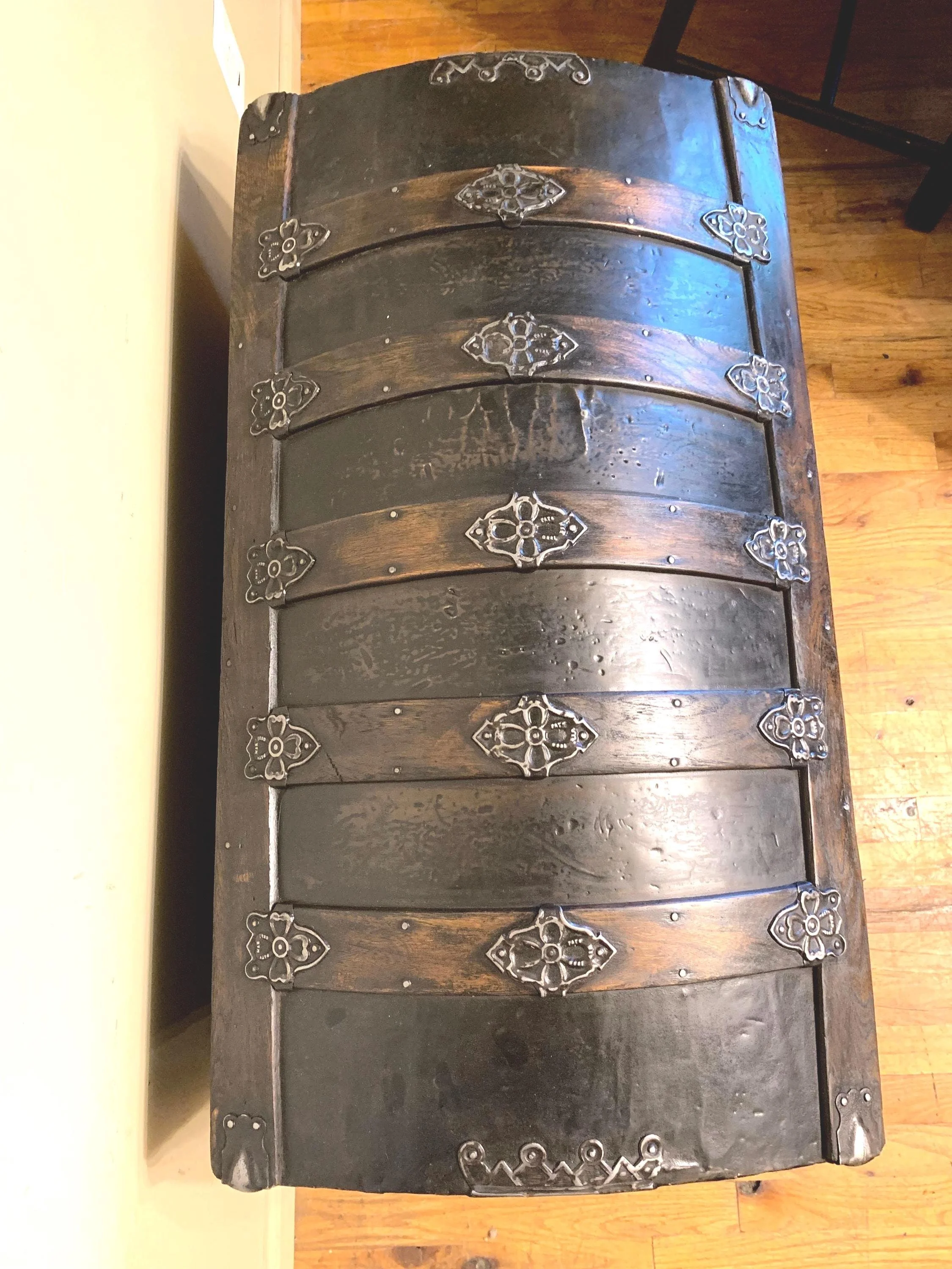 Large 34-inch dome-top trunk lid view