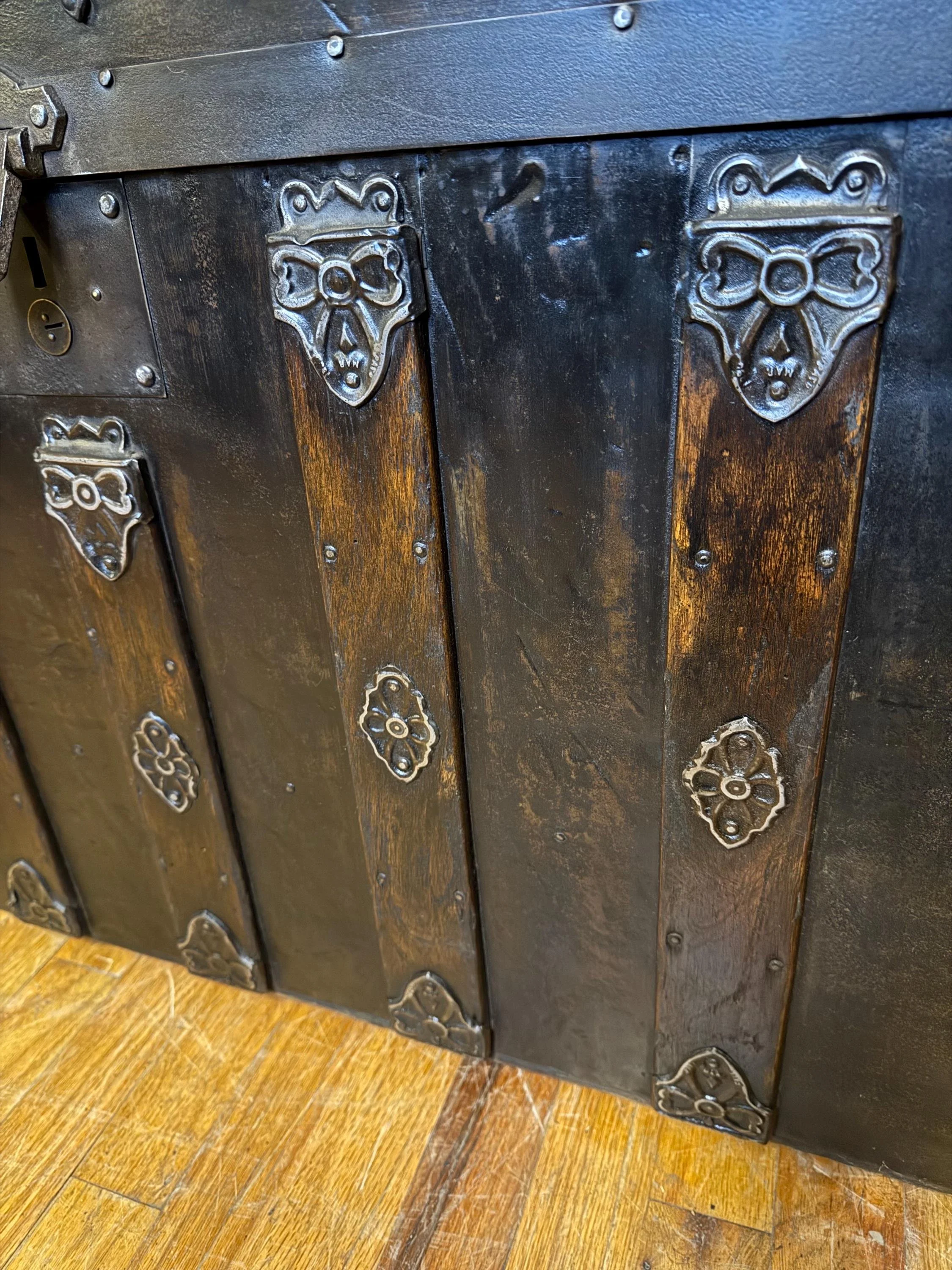 Decorative steamer trunk for home entryway or living room