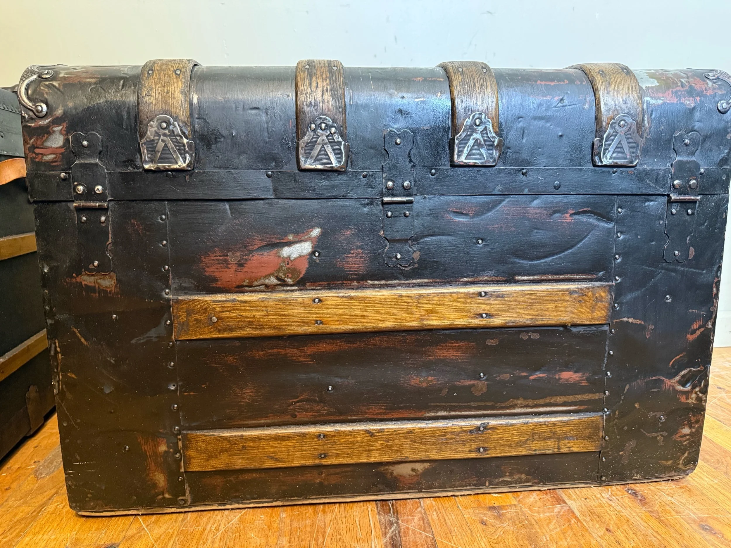 Historic monitor top trunk ideal for coffee table or blanket storage