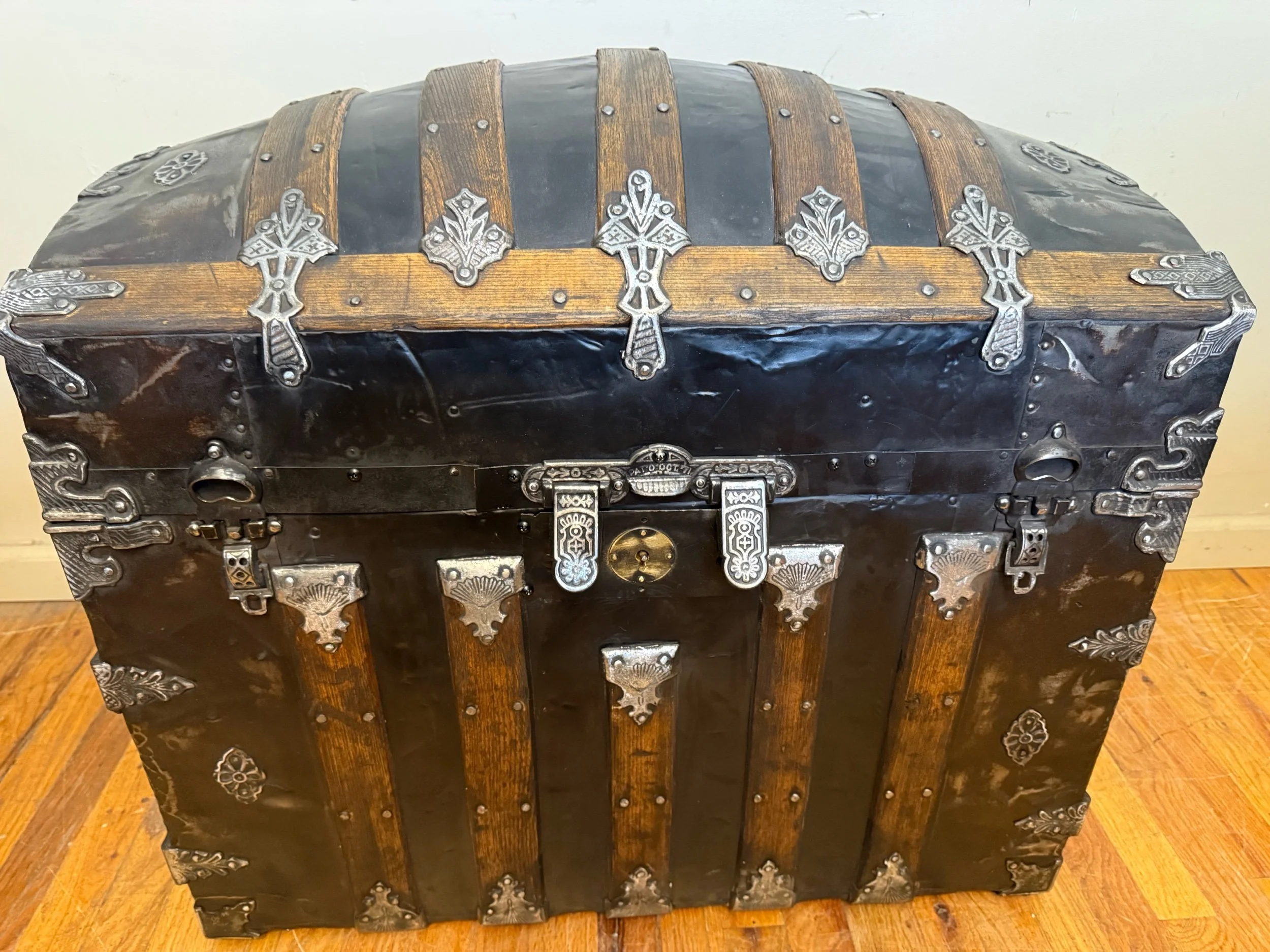 Rare Victorian Saratoga antique steamer trunk with smooth tin exterior