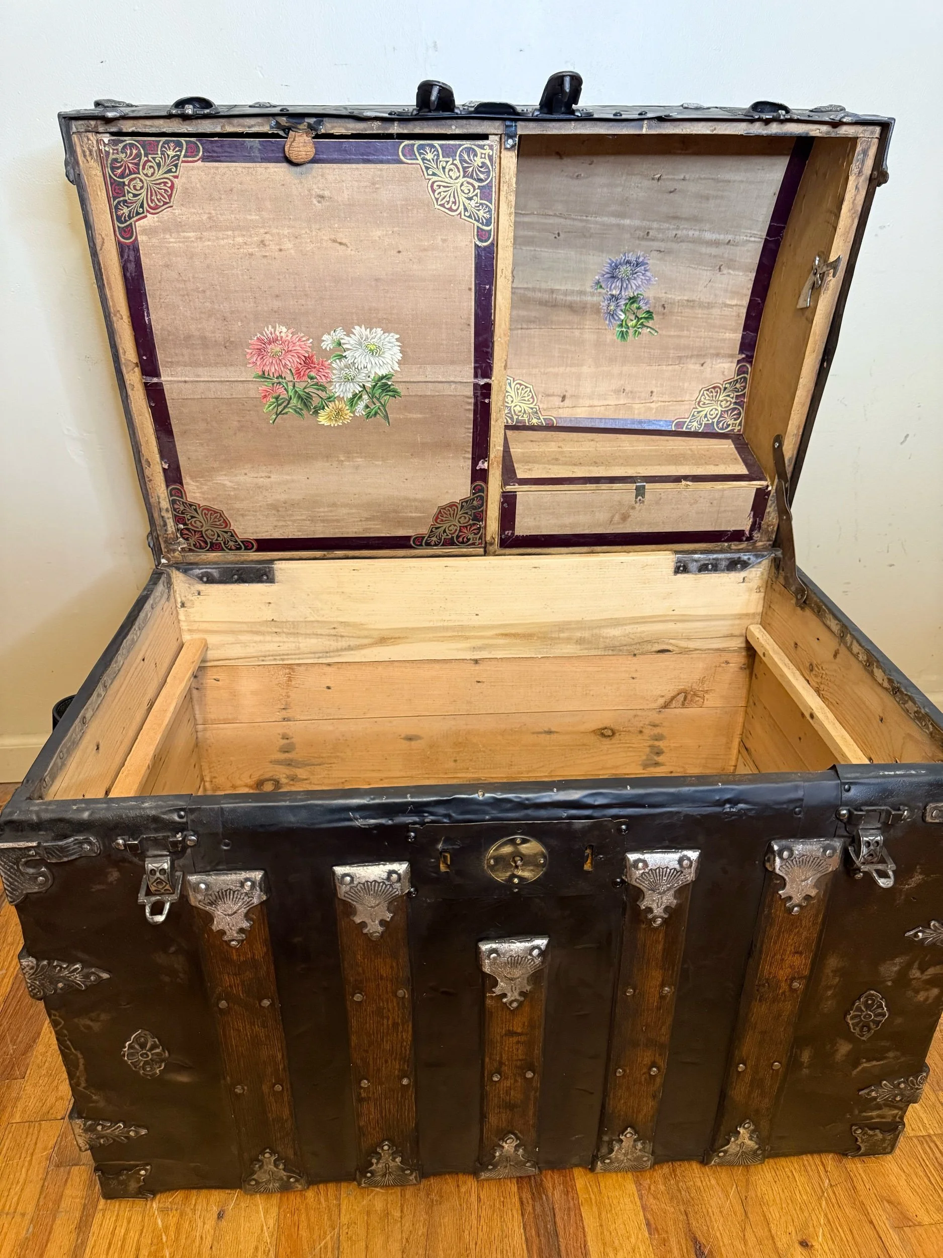 Original lid compartments inside Victorian travel trunk