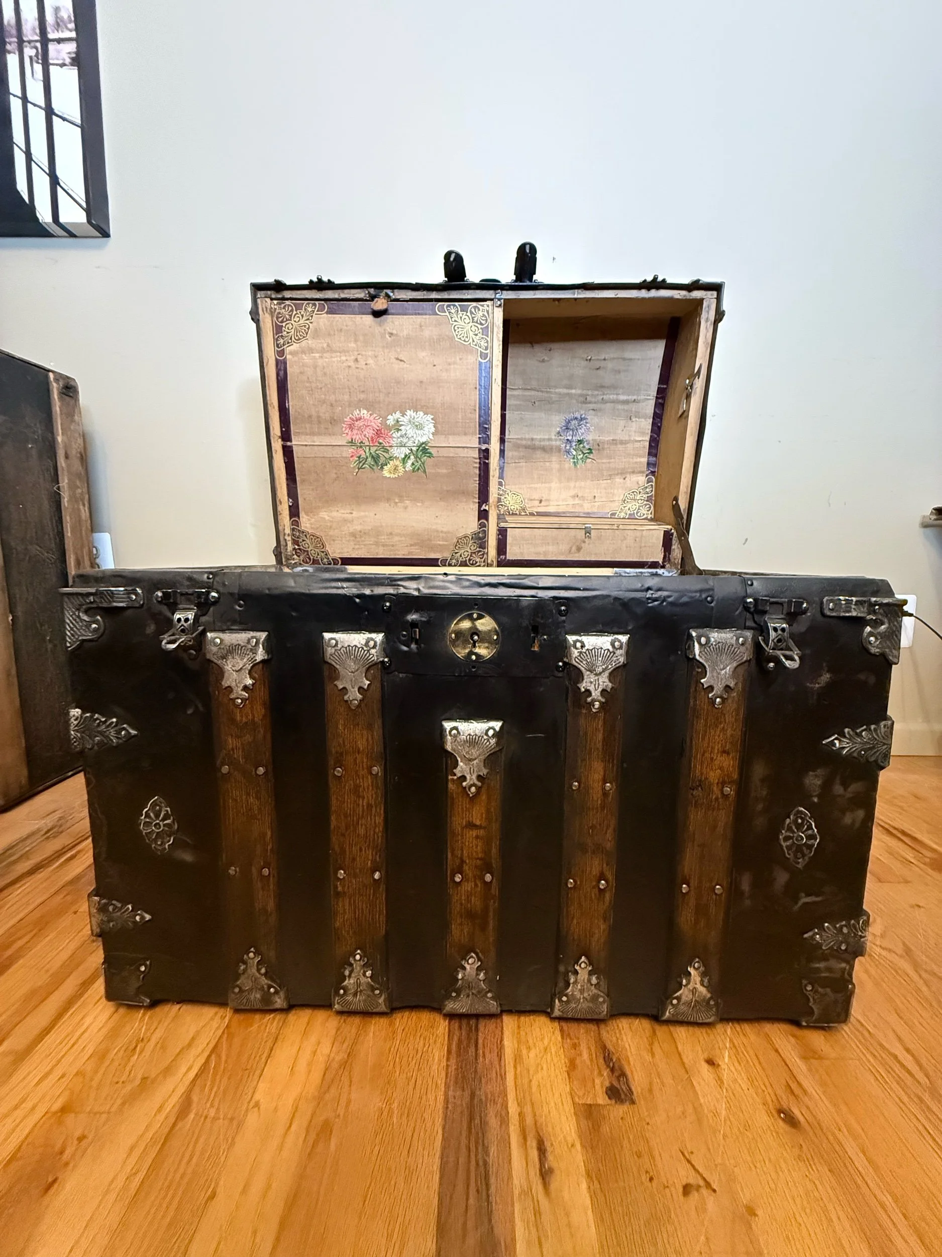 Historic Victorian storage chest for traditional home décor