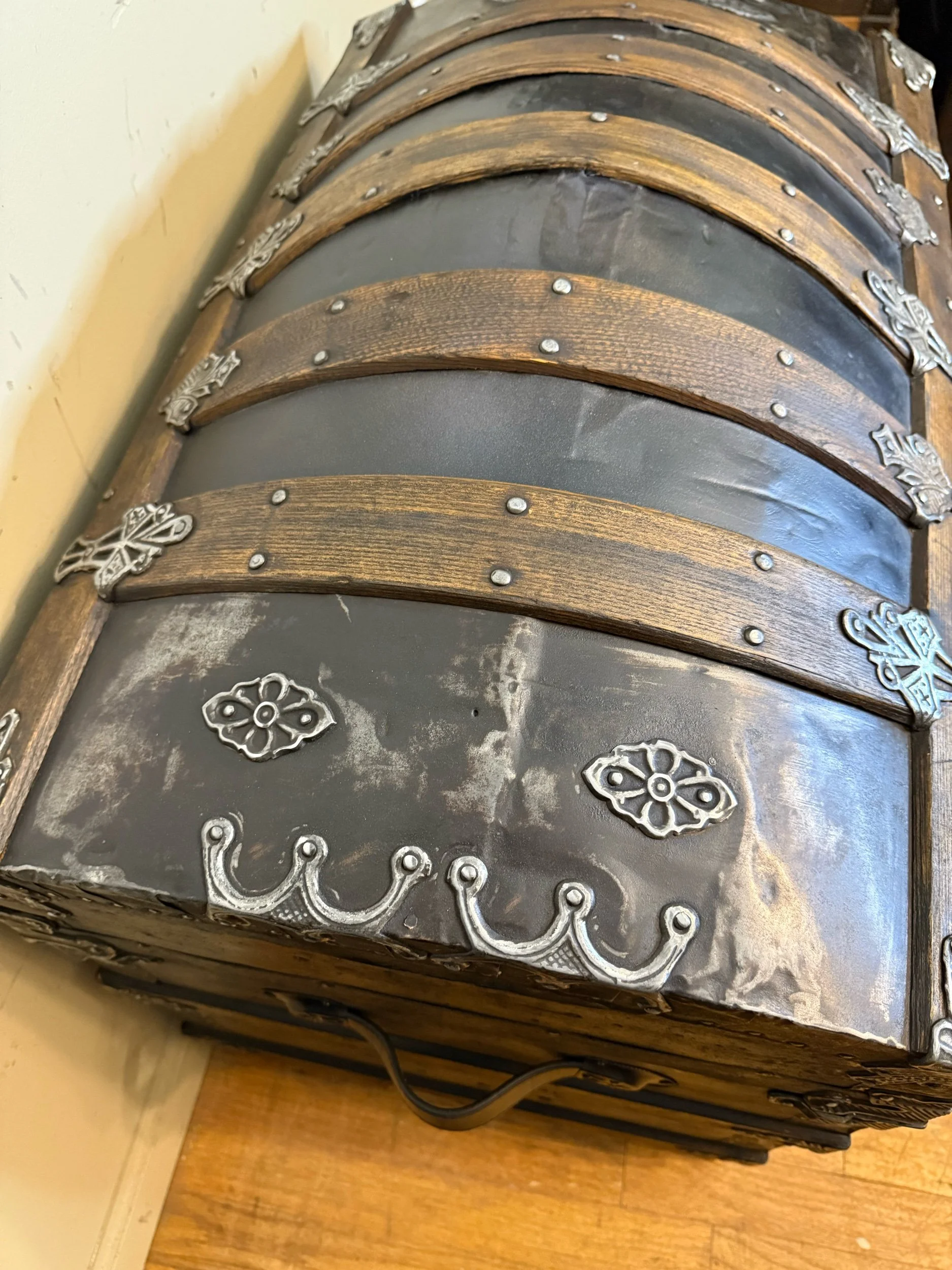 Authentic humpback trunk from the late 1800s