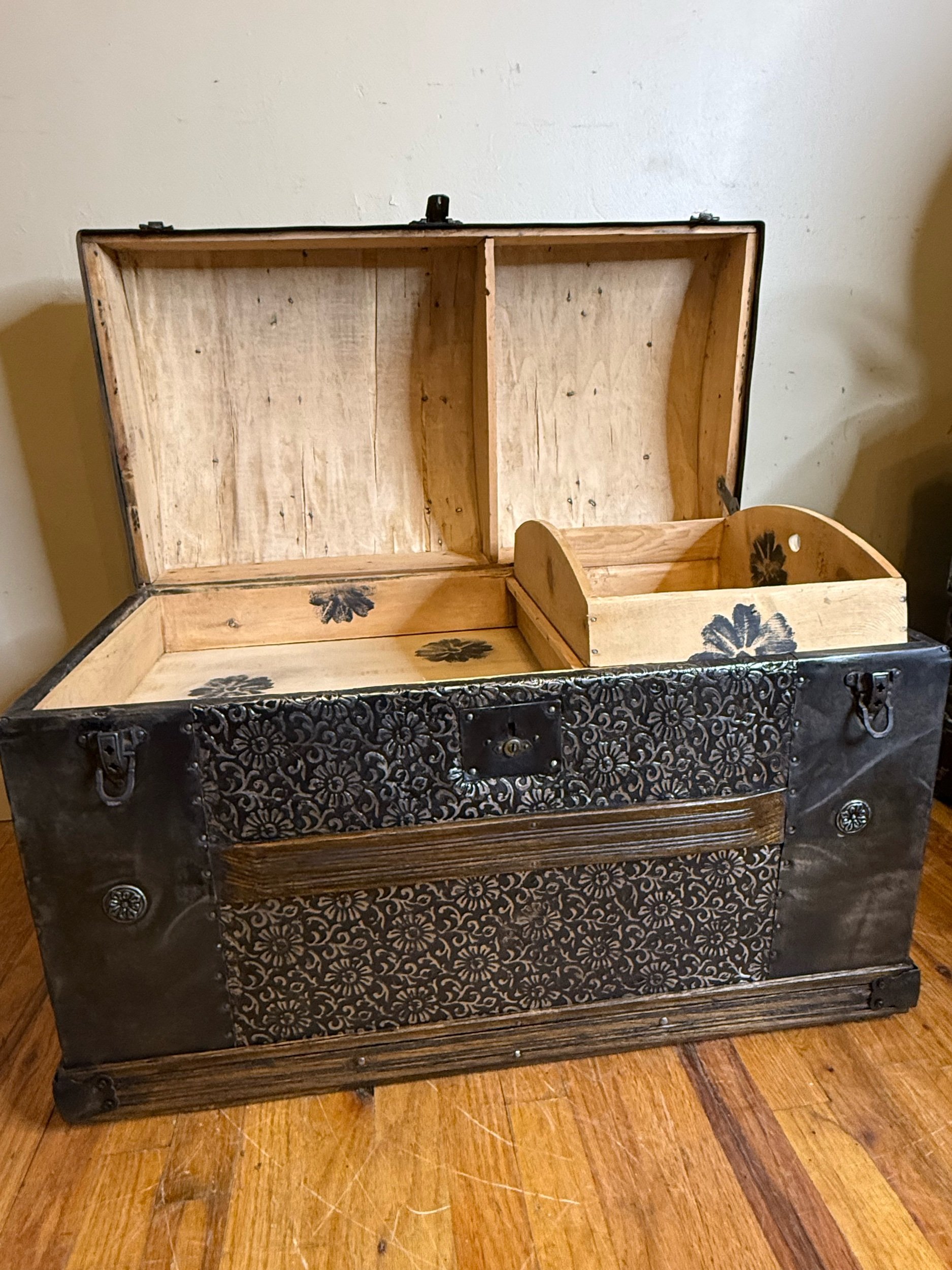 Original interior tray inside Victorian Saratoga trunk