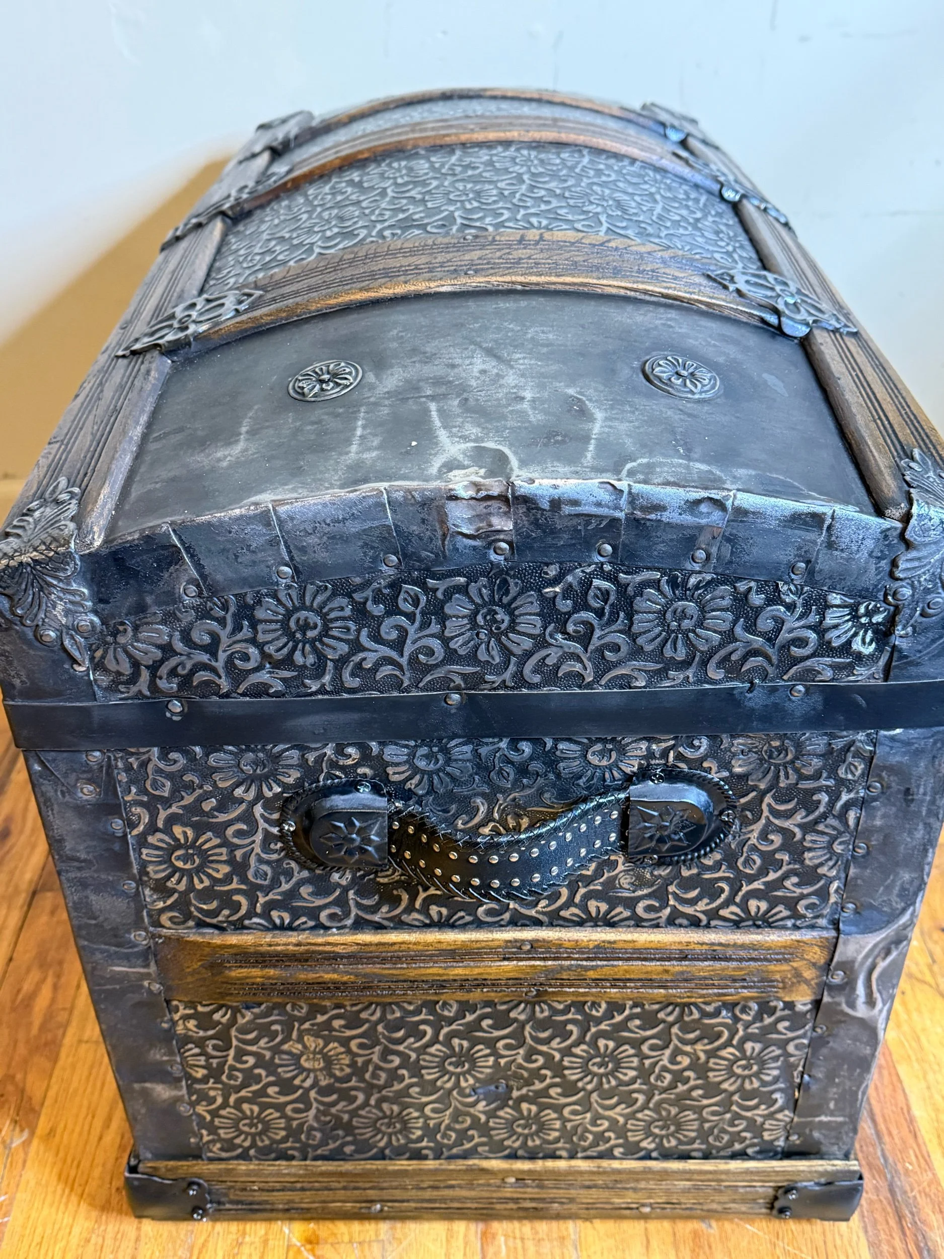 Arched humpback lid on Saratoga antique travel trunk