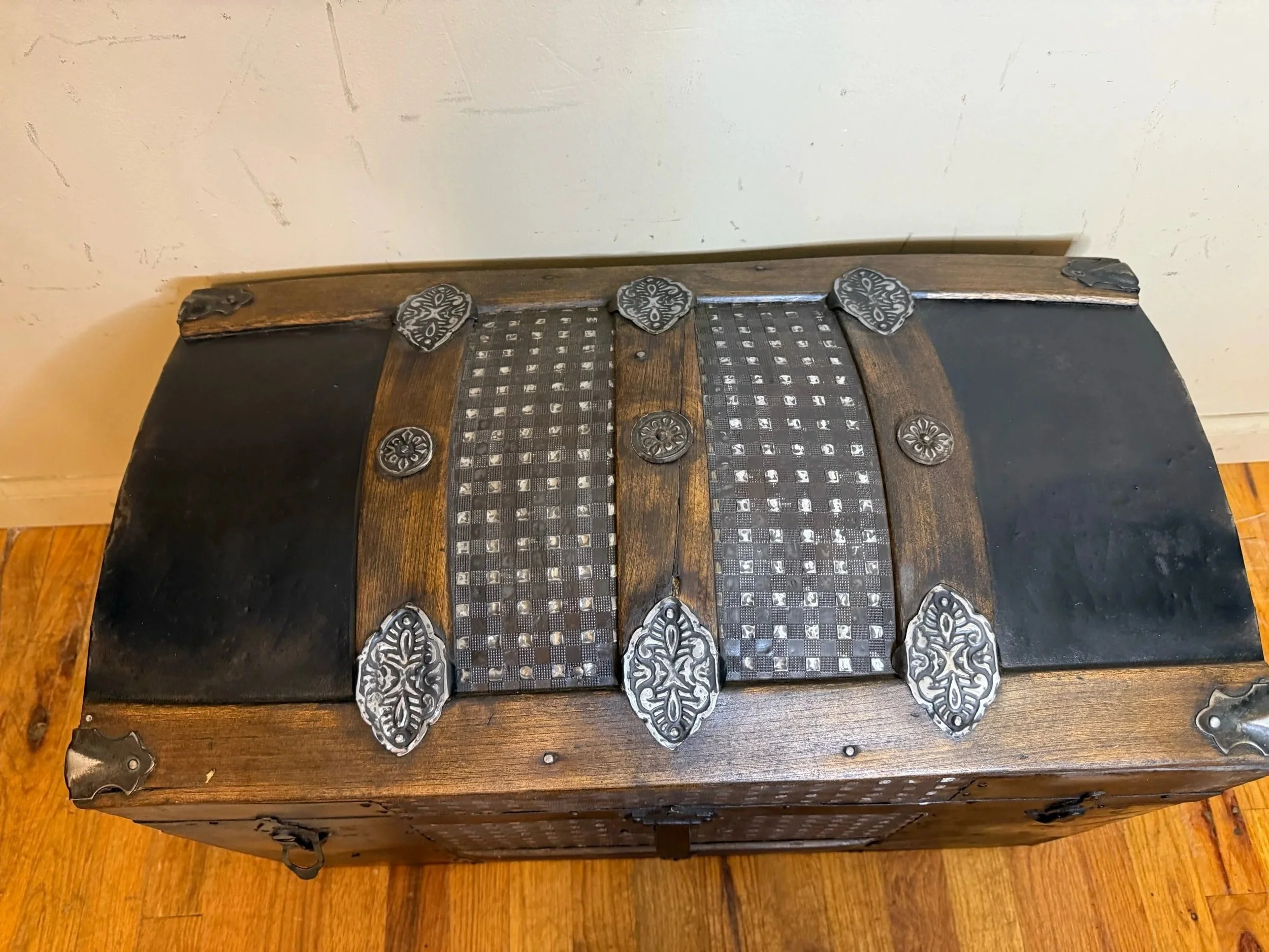 Late 1800s Victorian Saratoga trunk with embossed tin exterior