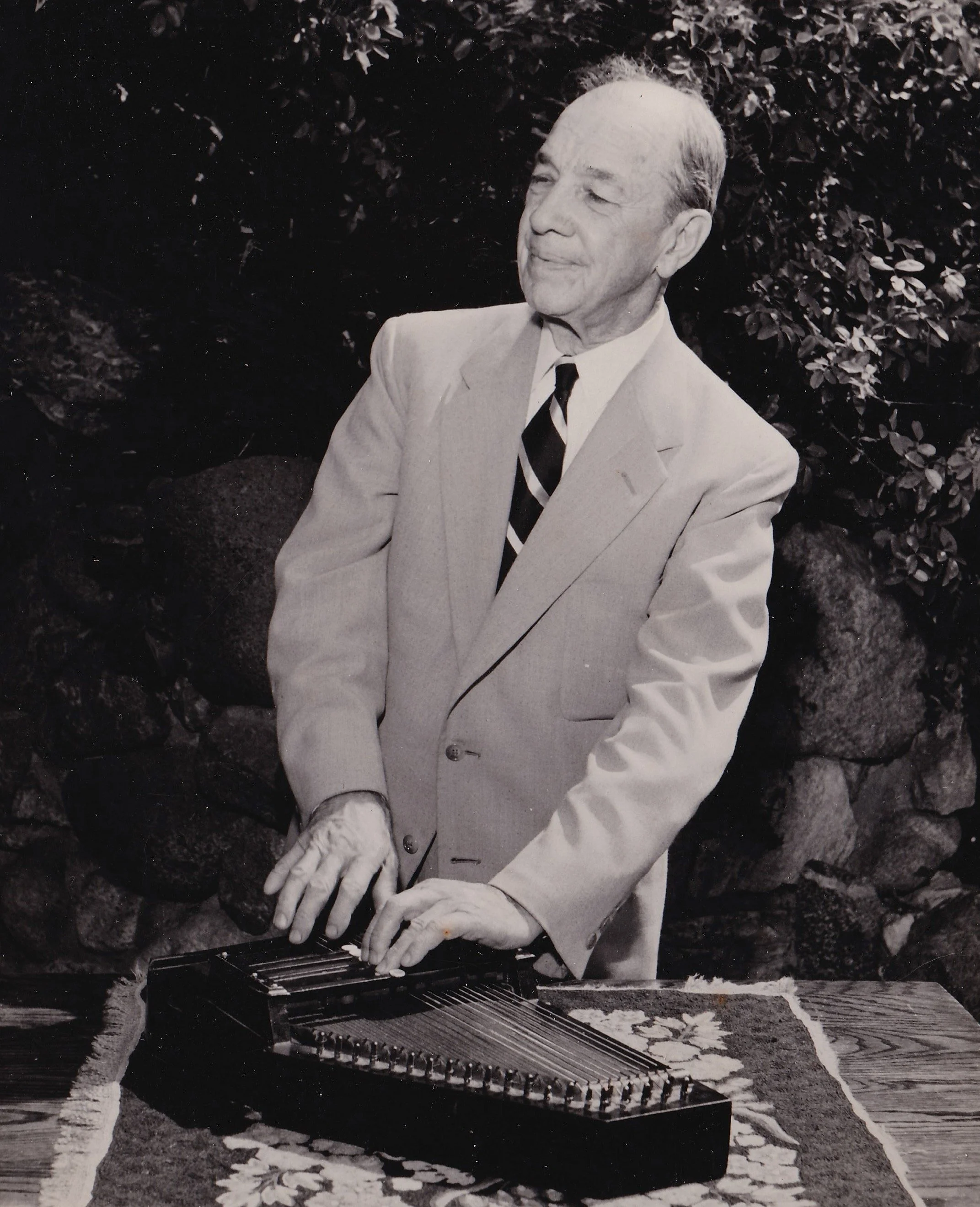 Andrew Mitchell playing his autoharp on Waterloo St., Aug, 1954.jpg