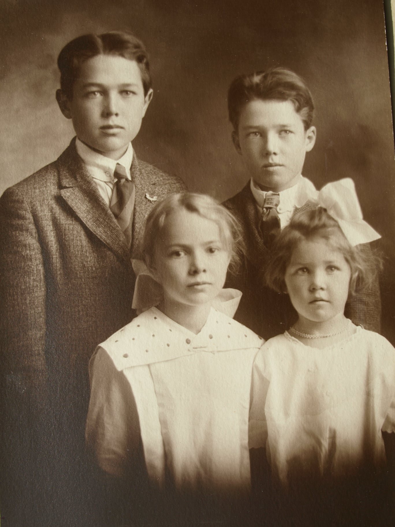 A lovely photo of Andrew and Sadies children, Bryant, Hubert, Helen and Jean