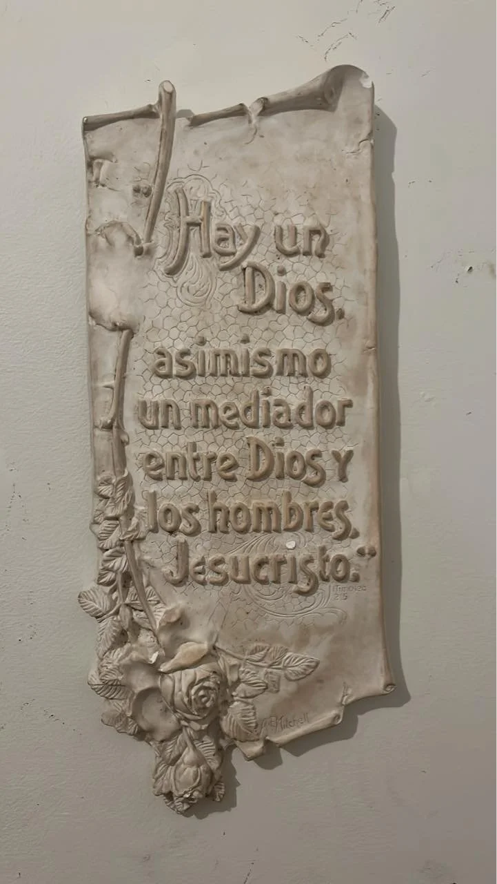 "Hay un Dios..." Spanish plaque