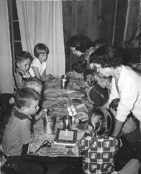 Coloring Easter eggs with the children