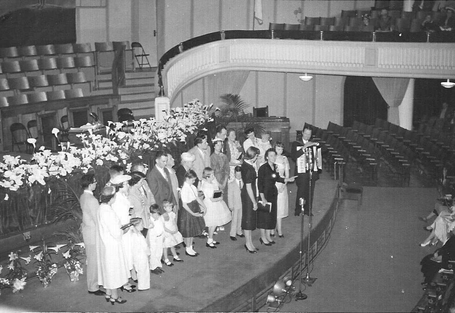 Mitchell family at Church of the open door Mitchell day 1957.jpg