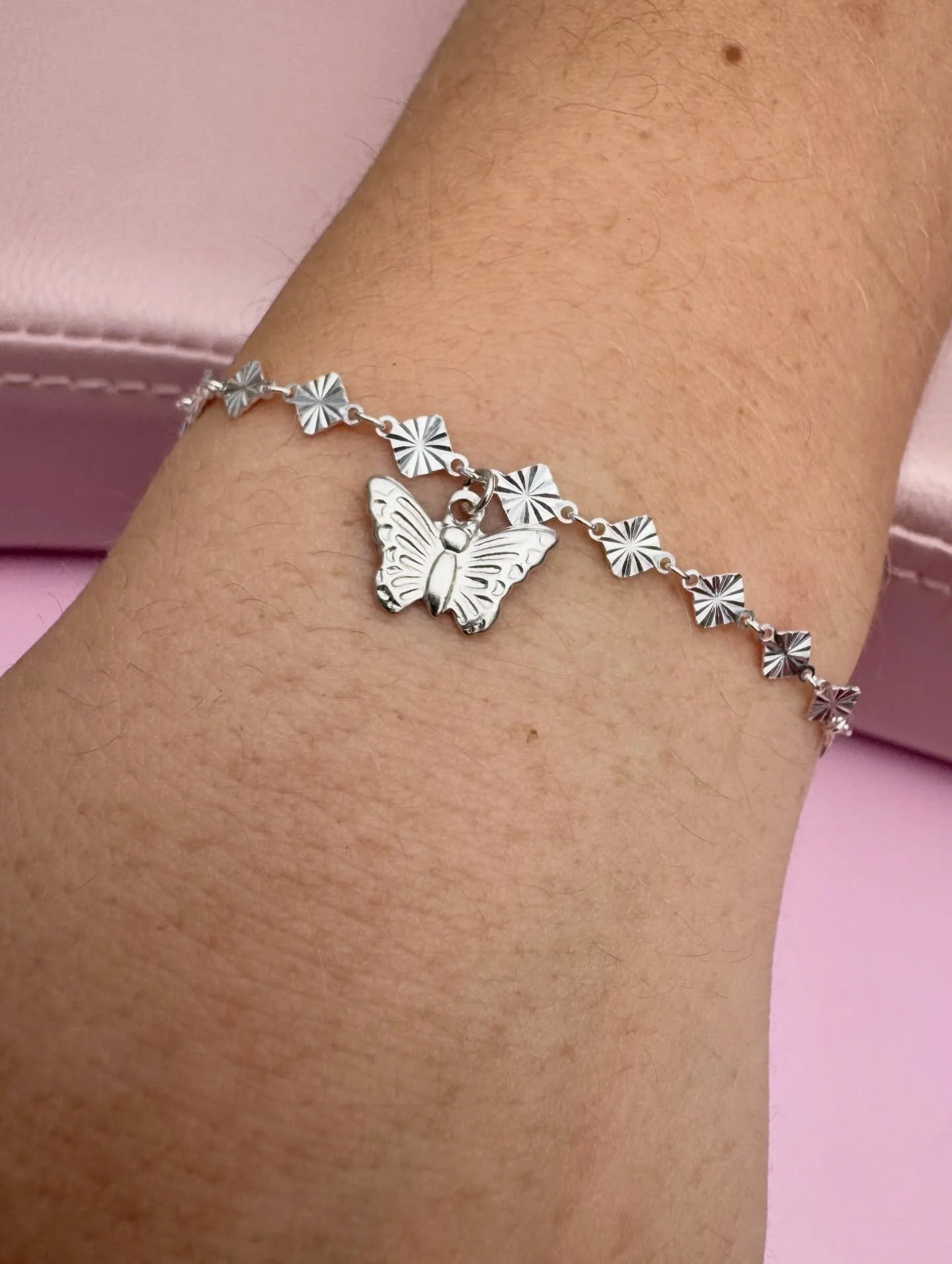 Butterfly Festivus calls for butterfly charms 🦋

This sweet custom bracelet features a green birthstone connector on one side and a butterfly charm on the other 💚

I love when customers add special details that make their piece uniquely theirs.

Ma