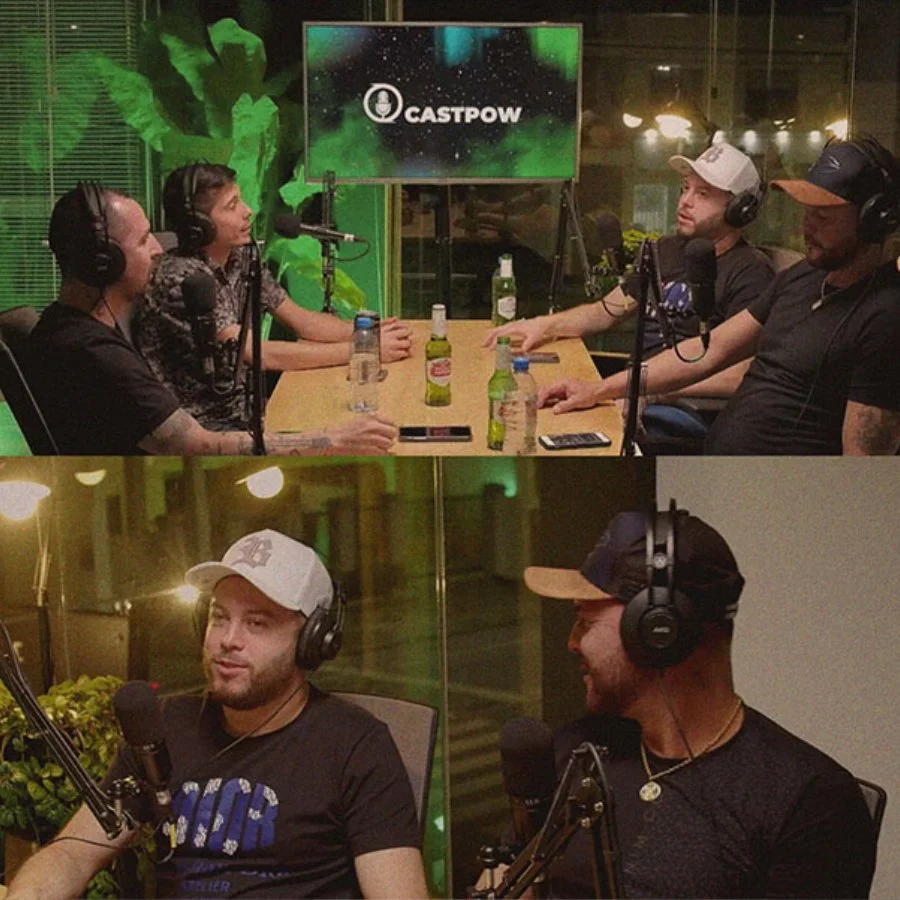Pessoas participando de um podcast em estúdio, usando fones de ouvido e microfones, com uma tela ao fundo exibindo o logo Castpow.
