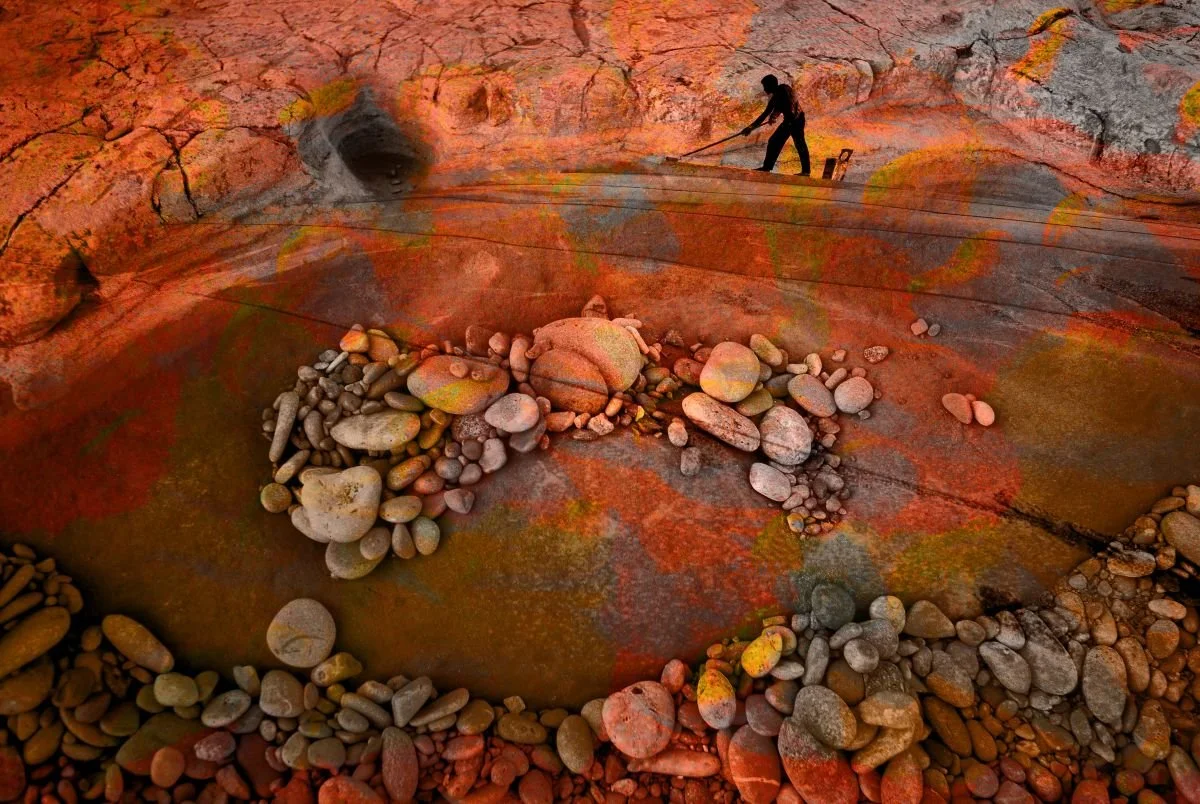 Obrero Pintando Piedras. 2009