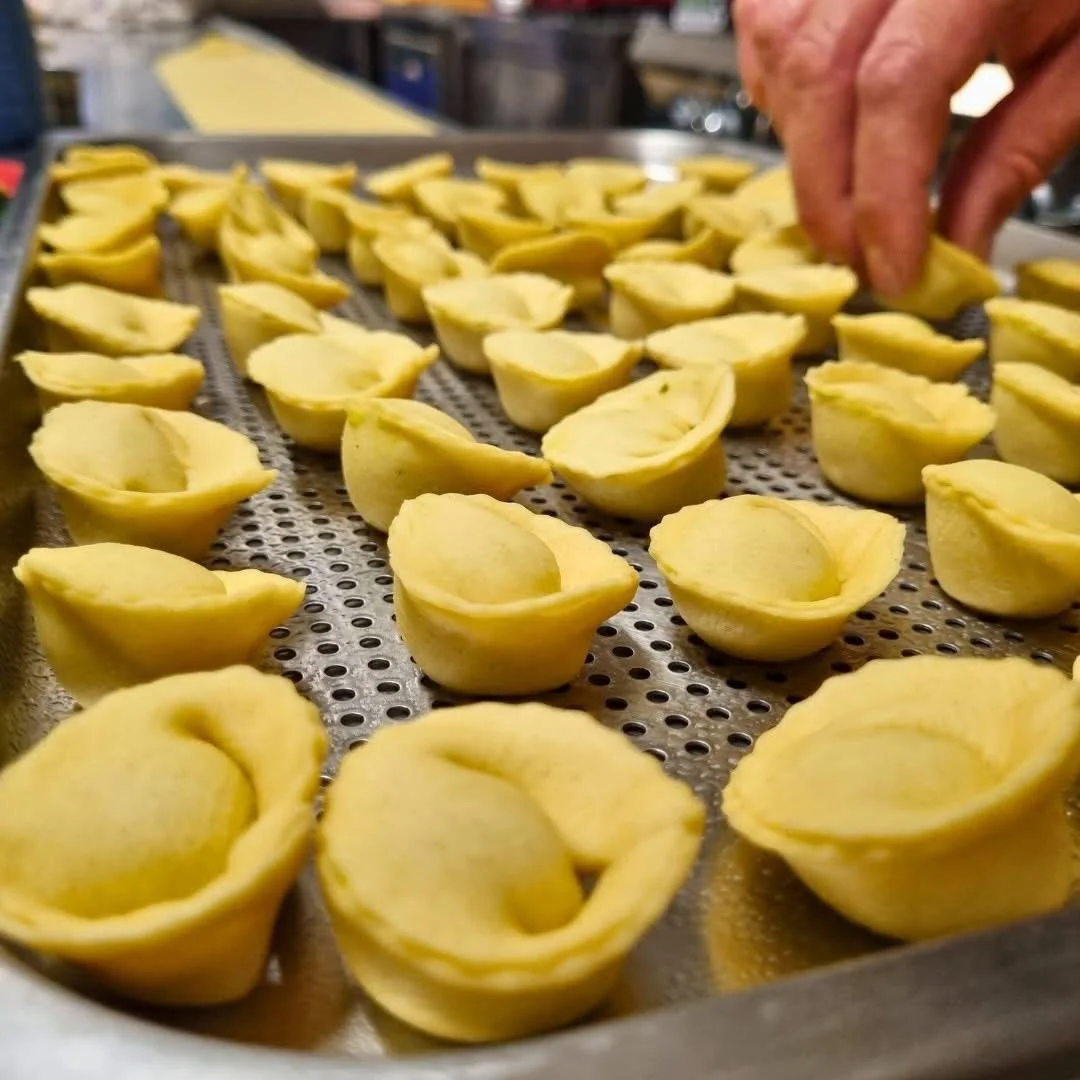 Primi pasticci di pasta sfoglia ripiena cucinati e pronti per essere cotti.