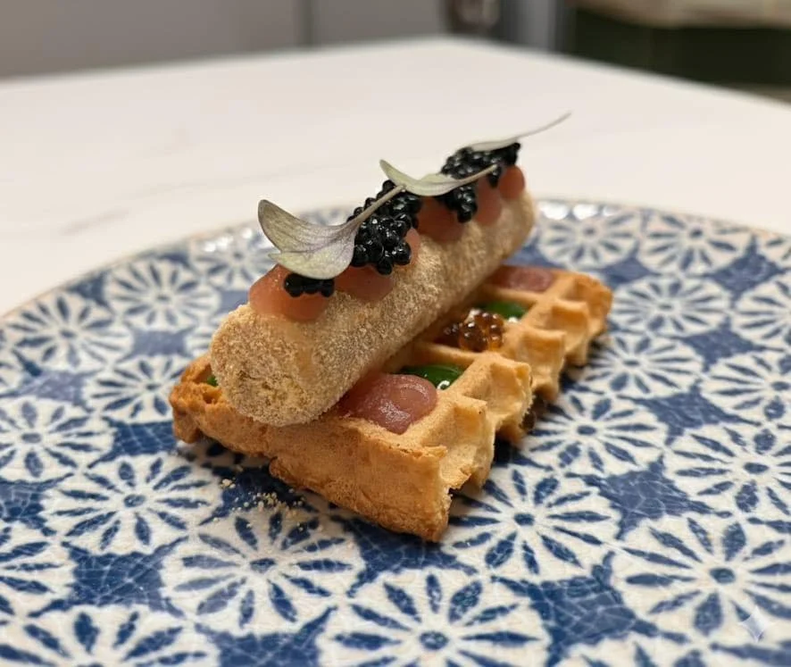 &ldquo;Non &egrave; solo ci&ograve; che vedi, ma ci&ograve; che senti quando assaggi.&rdquo;

Ci sono piatti che nascono da una ricetta, e piatti che nascono da una vita.

Questo &egrave; il mio percorso:
le cucine lontane, le mani che hanno insegnat