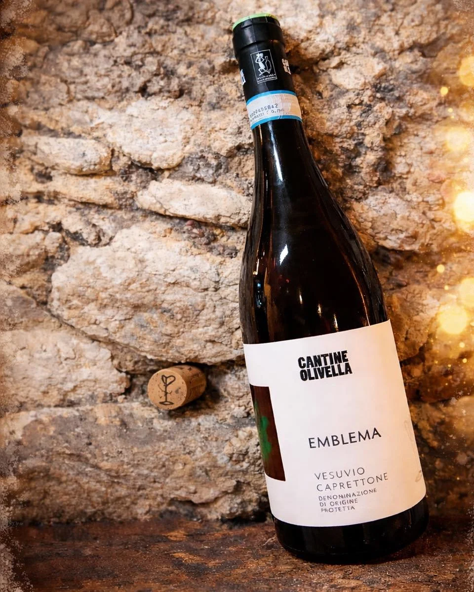 &ldquo;Quando l&rsquo;Emblema finisce nel calice&rdquo;

🌋 Emblema Vesuvio Caprettone DOP &ndash; Cantine Olivella

Qui il Vesuvio parla piano, ma con carattere.
Un bianco nato da terra vulcanica, dove il fuoco diventa eleganza e la sabbia custodisc
