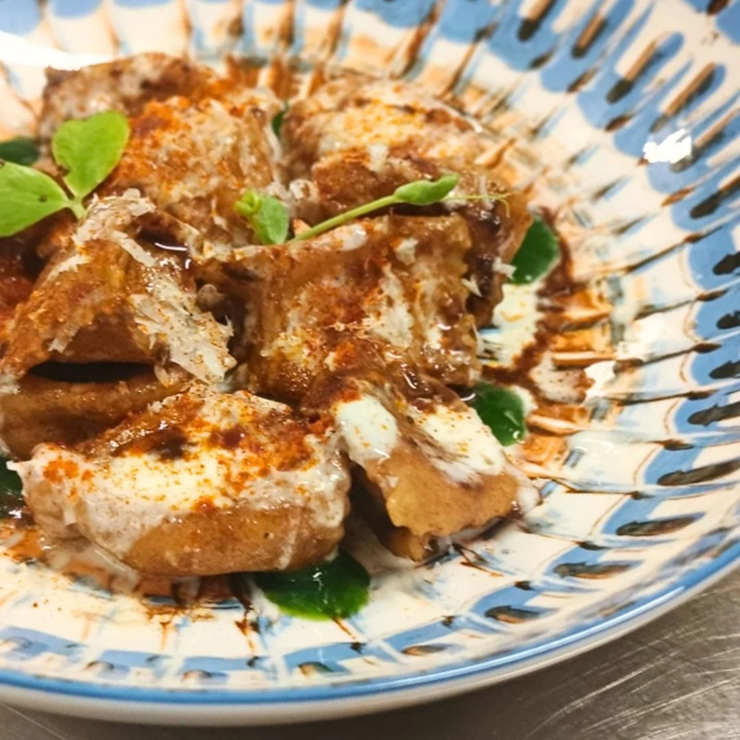 𝘐𝘭 𝘱𝘪𝘢𝘵𝘵𝘰 &egrave; 𝘱𝘳𝘰𝘯𝘵𝘰 pt.3

I nostri Raviolini del plin arrivano in tavola avvolti da un rag&ugrave; partenopeo profondo e avvolgente,rifiniti con pecorino di Carmasciano, una spolverata di paprika affumicata
e il tocco finale, inas