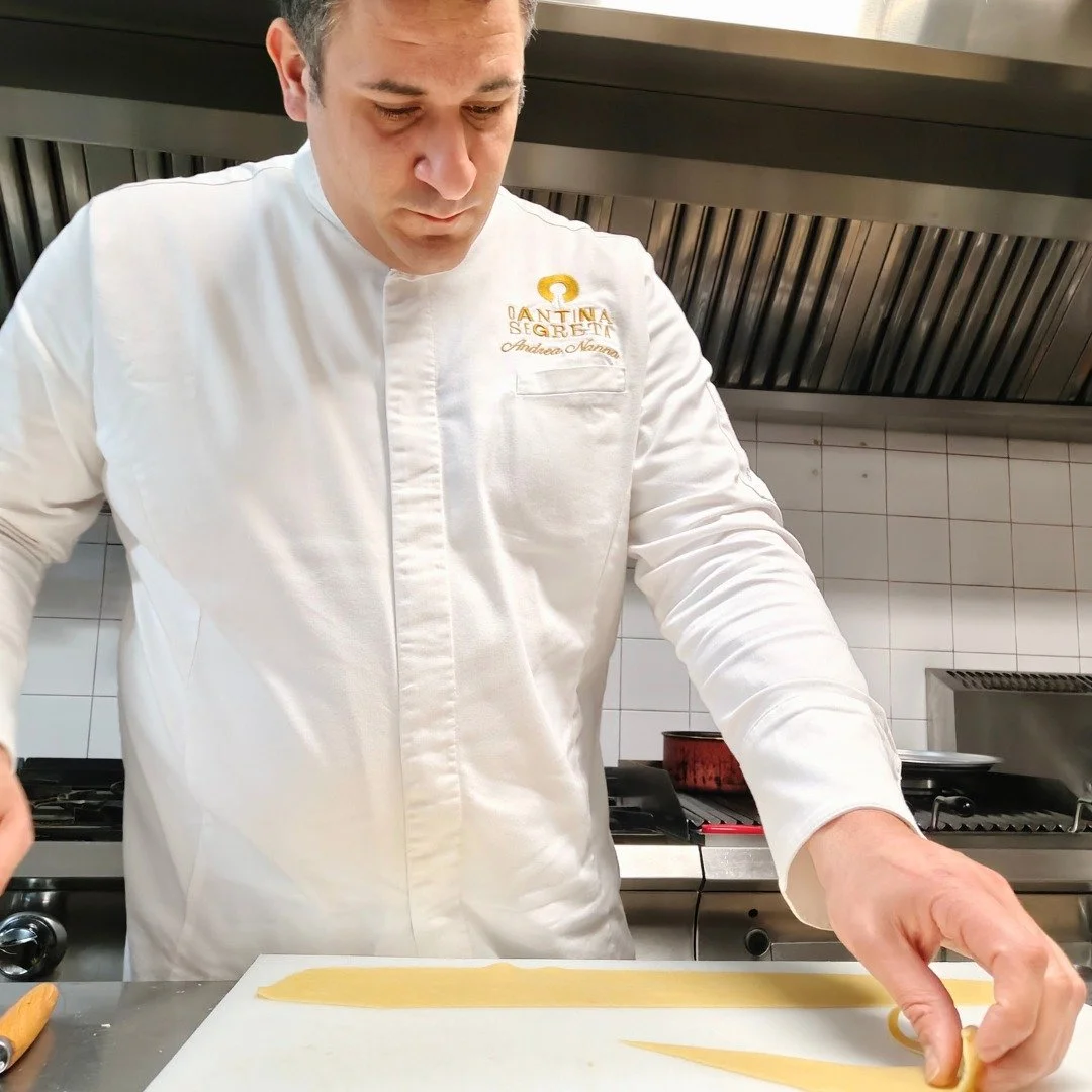 𝘋𝘢 𝘤𝘩𝘪 𝘥𝘦𝘤𝘪𝘥𝘦 𝘤𝘰𝘮𝘦 𝘥𝘦𝘷𝘦 𝘦𝘴𝘴𝘦𝘳𝘦... pt.1

Ogni piatto, prima di essere tale,
&egrave; una scelta.

Andrea lavora l&rsquo;impasto senza distrazioni,
seguendo un&rsquo;idea precisa di equilibrio e memoria.
Qui non si cerca l&rsqu