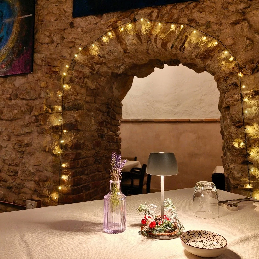 Le feste sono finite, gli addobbi lasciano spazio a nuovi progetti e a un&rsquo;energia tutta nuova.
In Cantina Segreta si ritorna a ci&ograve; che conta davvero: il piacere di stare a tavola, i sapori che scaldano, i calici che accompagnano le chiac