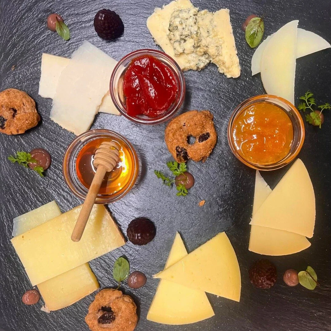 𝐐𝐮𝐚𝐧𝐝𝐨 𝐢𝐥 𝐝𝐨𝐥𝐜𝐞 𝐥𝐚𝐬𝐜𝐢𝐚 𝐬𝐩𝐚𝐳𝐢𝐨 𝐚𝐥 𝐜𝐚𝐫𝐚𝐭𝐭𝐞𝐫𝐞✨

Per chi ama chiudere la cena con personalit&agrave;.
La nostra selezione di formaggi nasce come dessert...un finale inatteso, fatto di stagionature scelte, sapori pieni 