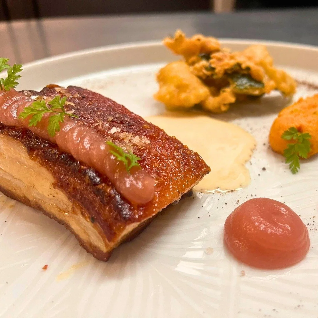 𝐔𝐧 𝐞𝐪𝐮𝐢𝐥𝐢𝐛𝐫𝐢𝐨 𝐜𝐡𝐞 𝐜𝐢 𝐫𝐚𝐜𝐜𝐨𝐧𝐭𝐚 🥰

Questo piatto &egrave; un incontro di memorie e territorio.
La pancia di maialino da latte, lenta e gentile, &egrave; il centro attorno a cui tutto prende forma. La carota alla scapece richia