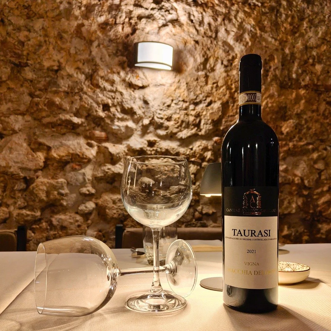 🍷 𝐓𝐚𝐮𝐫𝐚𝐬𝐢 &ldquo;𝐕𝐢𝐠𝐧𝐚 𝐌𝐚𝐜𝐜𝐡𝐢𝐚 𝐝𝐞𝐢 𝐆𝐨𝐭𝐢&rdquo;

Nato nel cuore dell&rsquo;Irpinia, tra le colline argillose e calcaree, il Vigna Macchia dei Goti 2021 racconta una storia di passione, territorio e maestria. Tra i filari di 