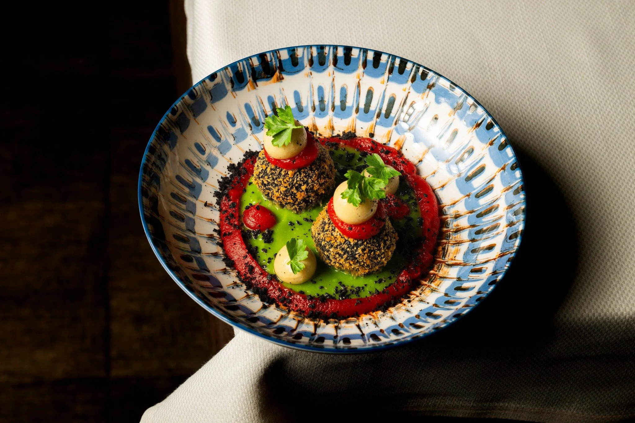 𝐑𝐢𝐧𝐟𝐨𝐫𝐳𝐨 𝐜𝐨𝐧𝐭𝐞𝐦𝐩𝐨𝐫𝐚𝐧𝐞𝐨.

Un piatto che parte dalla memoria e cerca equilibrio.

Broccolo calabrese come base vegetale,
papaccelle in gel, olive in sfera che si aprono al primo tocco, polvere d&rsquo;olive.

Il baccal&agrave; &egr