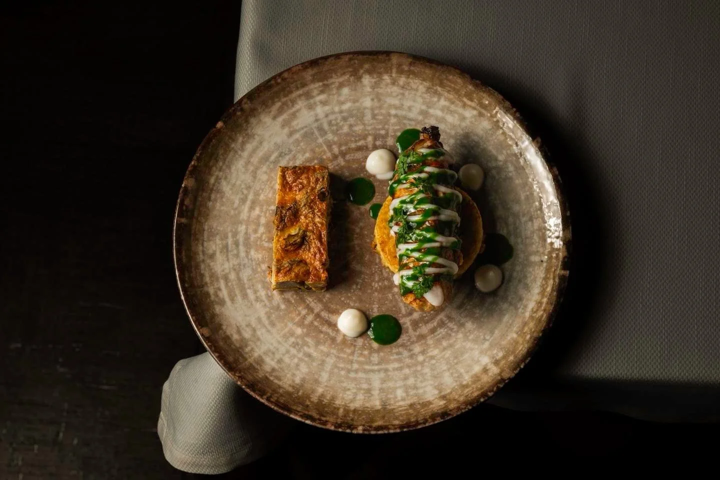 𝐒𝐜𝐡𝐢𝐬𝐜𝐞𝐭𝐭𝐚 &ldquo;𝐜𝐡𝐢𝐨𝐝𝐚𝐭𝐚&rdquo;

Un piatto che si chiude su s&eacute; stesso.

All&rsquo;interno, una farcia di mortadella di maialino nero, raccolta e avvolta in una rete di maiale,
come un panino pensato per stare a tavola.

All