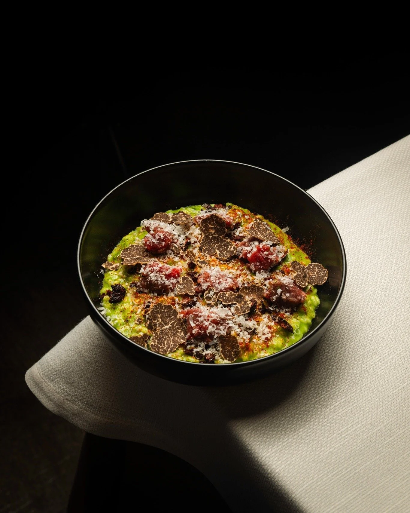 Una rilettura di salsiccia e friarielli che parte dal riso.

Vialone Nano di Riserva San Massimo, scelto per la sua delicatezza sul chicco.

Il riso &egrave; cotto con un centrifugato dei gambi delle cime di rapa, le foglie diventano crema, le cime r