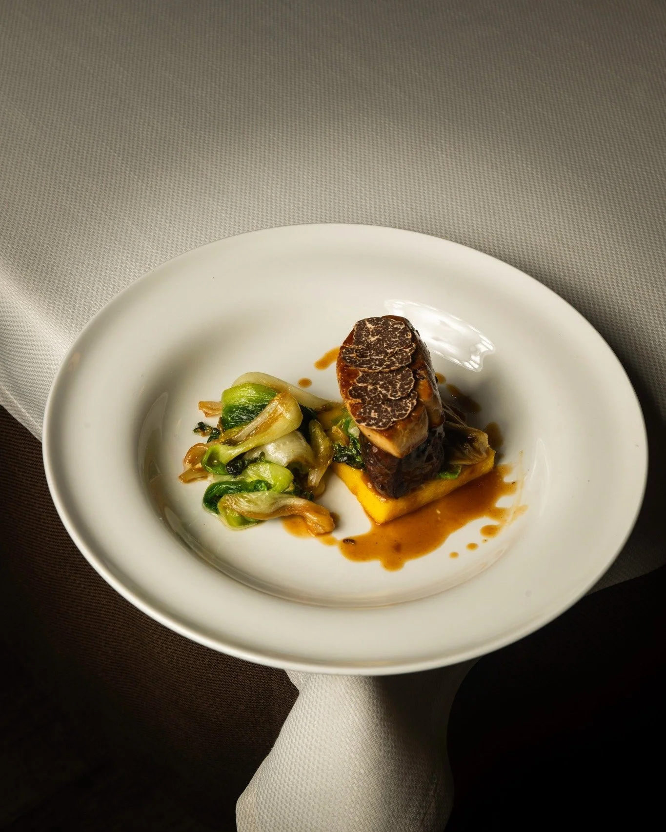 𝐅𝐚𝐤𝐞 𝐑𝐨𝐬𝐬𝐢𝐧𝐢

Un omaggio al tournedos alla Rossini, riletto partendo da un taglio diverso.

Guancia di vitello cotta a bassa temperatura per 36 ore, servita su un crostone di polenta fioretto, con misticanza di campo.

Sopra, scaloppa di f