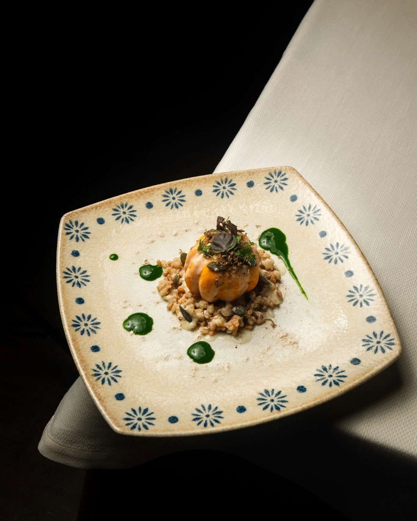 𝐄𝐪𝐮𝐢𝐥𝐢𝐛𝐫𝐢𝐨 𝐝'𝐚𝐮𝐭𝐮𝐧𝐧𝐨

Un flan di zucca cotto a vapore controllato, modellato nella sua forma naturale.

La zucca arriva da un piccolo orto di famiglia, curato con dedizione da pap&agrave; Angelo.

Alla base, un fondo di cereali &mda