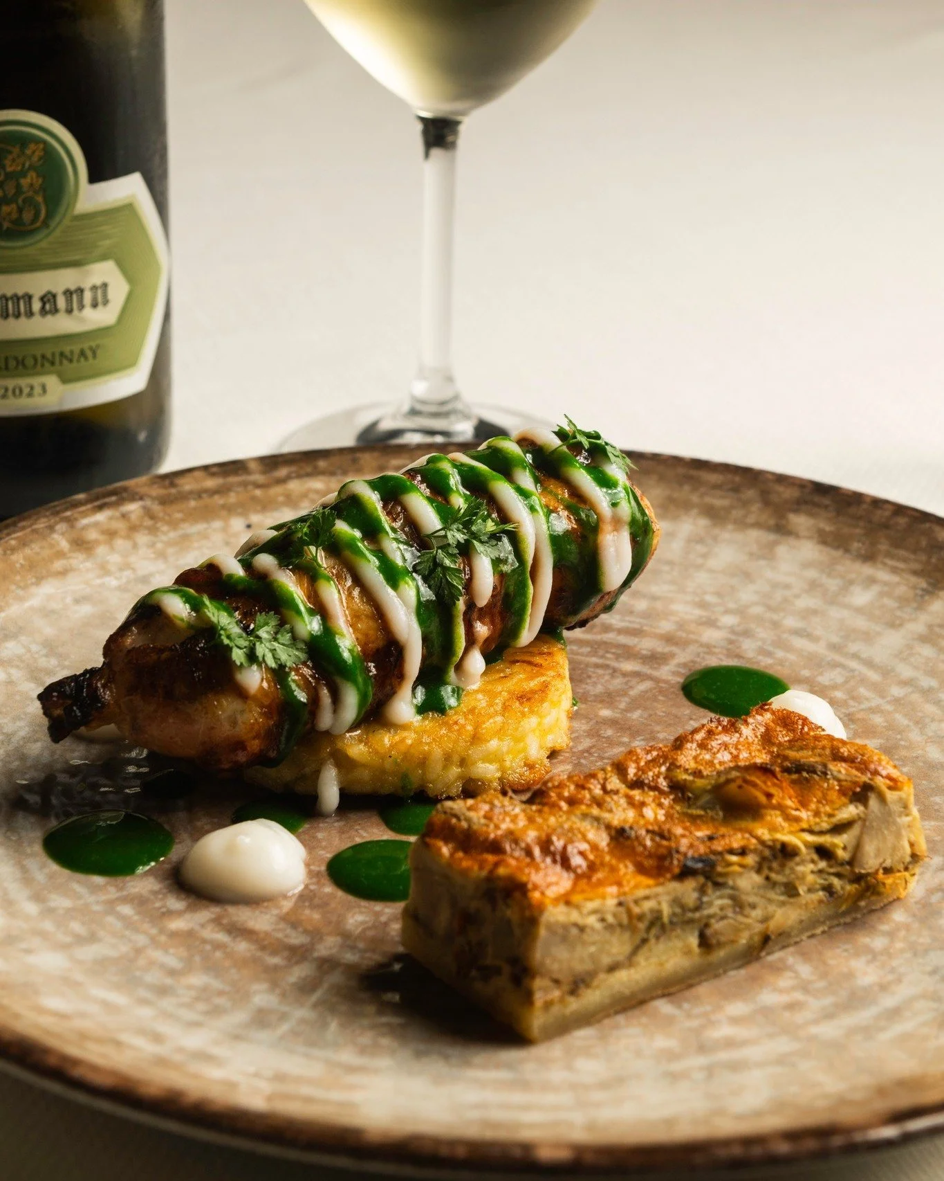 Un piatto costruito attorno alla materia, dove ogni elemento trova il suo spazio senza sovrastare l&rsquo;altro.

La cucina lavora per sottrazione, lasciando che siano consistenze, contrasti e profondit&agrave; a guidare il racconto.

Un equilibrio c