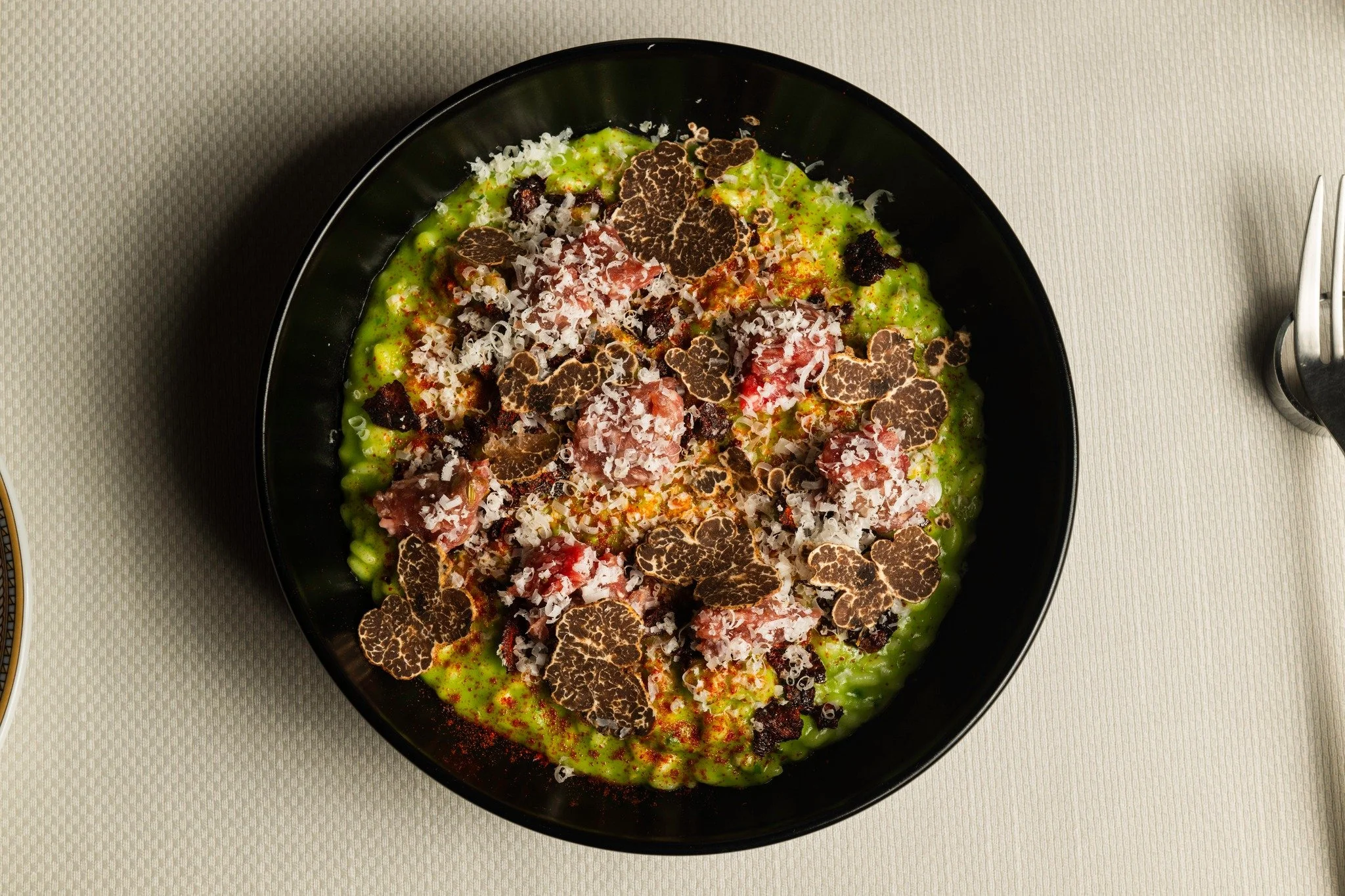 Il riso diventa una tela su cui lavorare per strati.

Cremoso, profondo, costruito attorno all&rsquo;equilibrio tra materia e intensit&agrave;. La cucina interviene con misura, lasciando che ogni elemento trovi il suo spazio.

Un piatto che racconta 