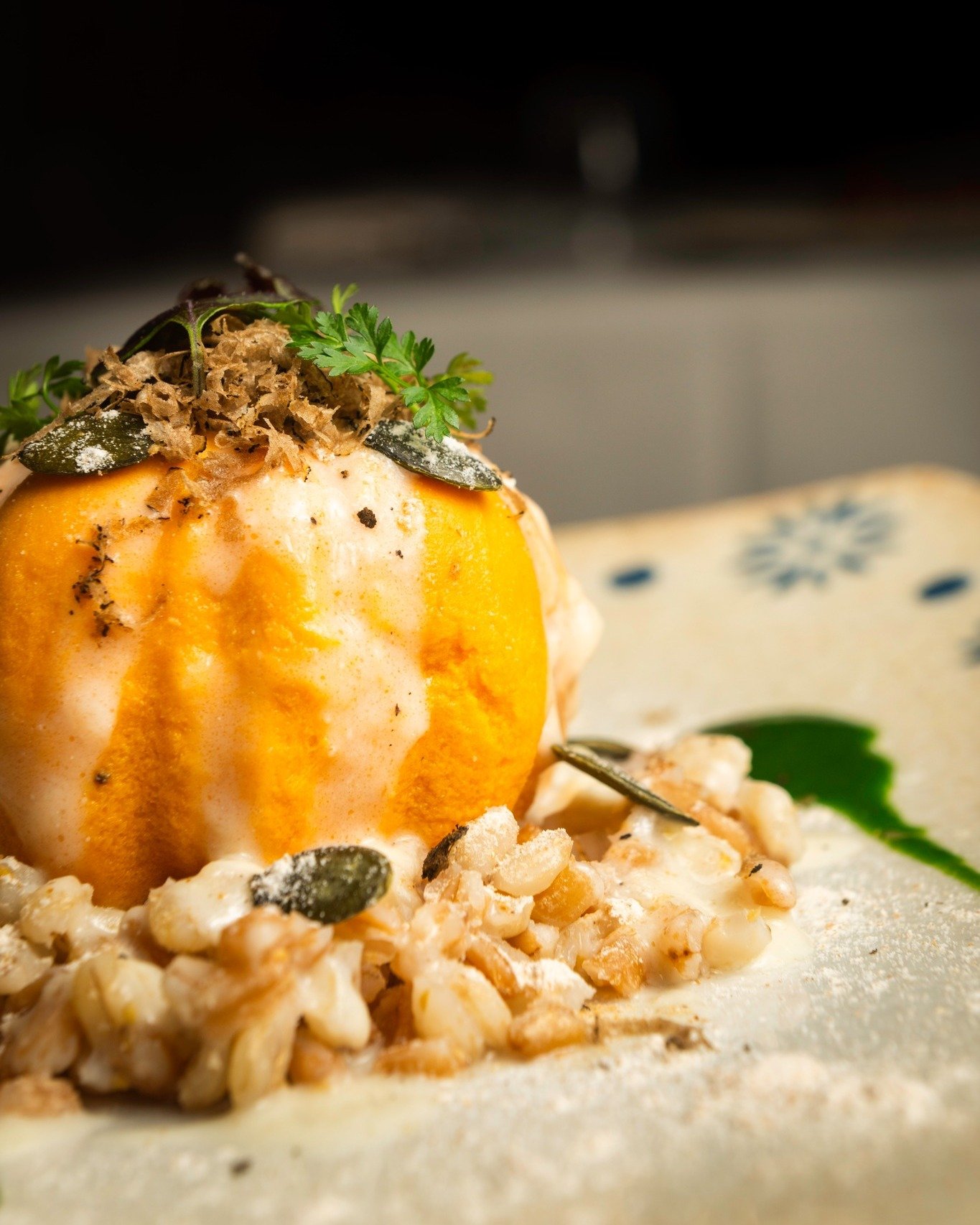 Una materia che parte dalla terra, coltivata con cura nel piccolo orto di pap&agrave; Angelo, e si costruisce intorno a consistenze diverse.

La cucina lavora con misura, cercando profondit&agrave; senza appesantire, lasciando che ogni elemento trovi