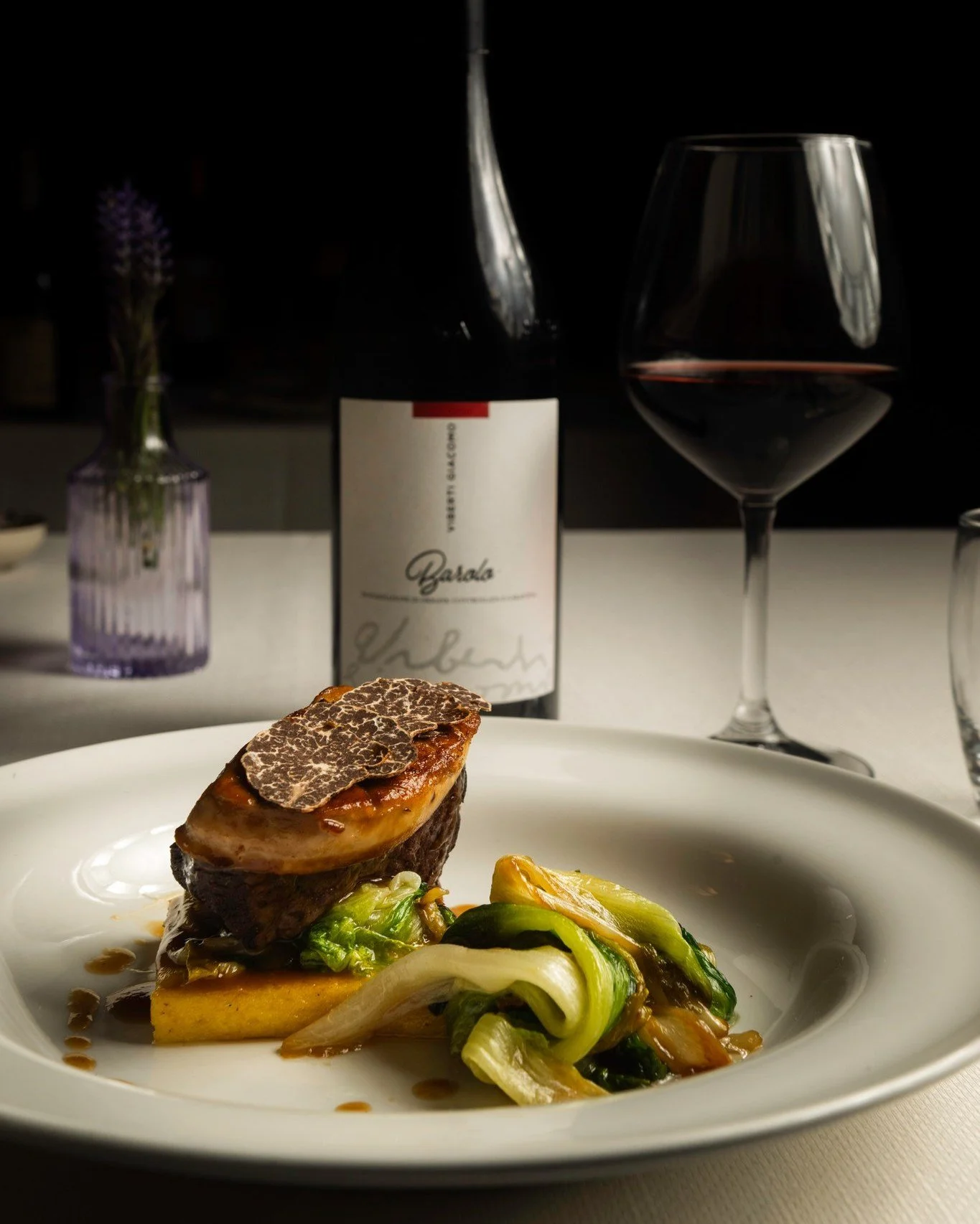 Fake Rossini.

Un piatto che gioca con la memoria, ma trova la propria identit&agrave; nel presente.

La cucina lavora per equilibrio, tra intensit&agrave; e misura, lasciando che ogni elemento contribuisca senza eccessi.

Un dialogo continuo tra tec