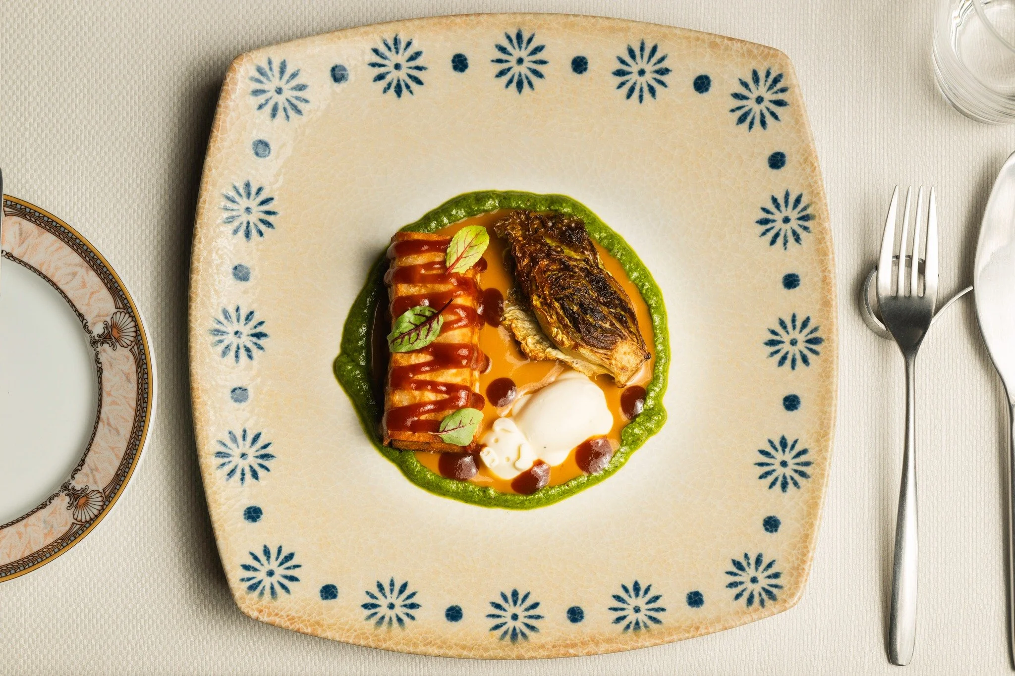 C&rsquo;&egrave; una parte croccante che arriva per prima, poi quella pi&ugrave; morbida, pi&ugrave; piena.

Un piatto che si legge in sequenza, tra contrasti netti e passaggi pi&ugrave; delicati.

Ogni boccone cambia ritmo, ma resta sempre nello ste