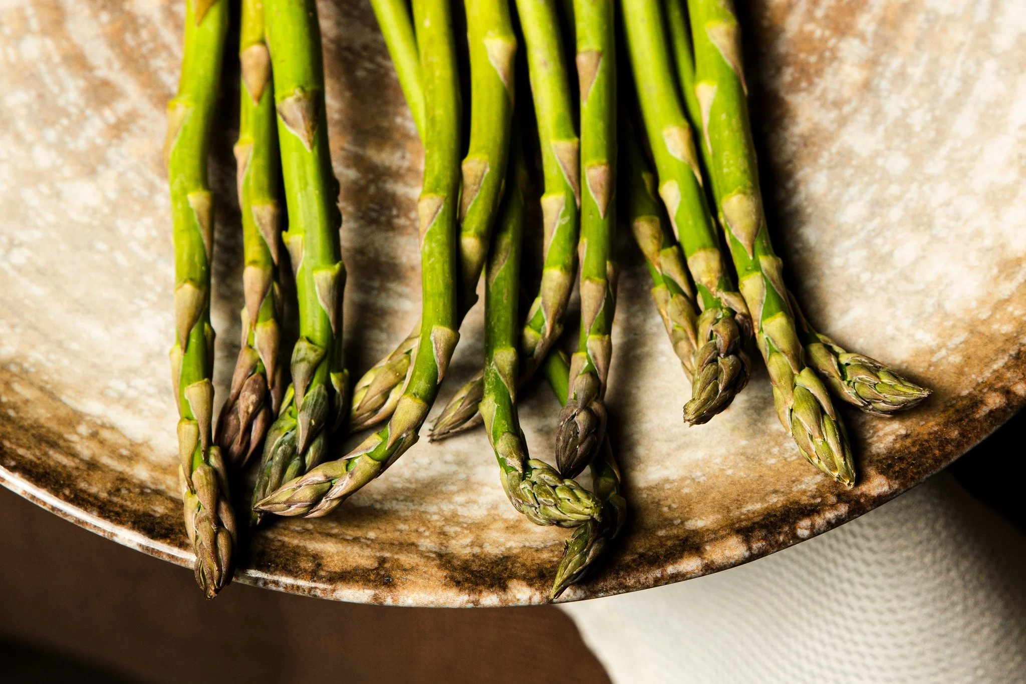 Prima ancora dei piatti, ci sono gli ingredienti.
La nuova stagione inizia cos&igrave;.

Asparagi.
Verdi, essenziali, nel loro momento preciso.

Stiamo costruendo il nuovo men&ugrave; partendo da qui: dalla materia, dal tempo, da ci&ograve; che la st