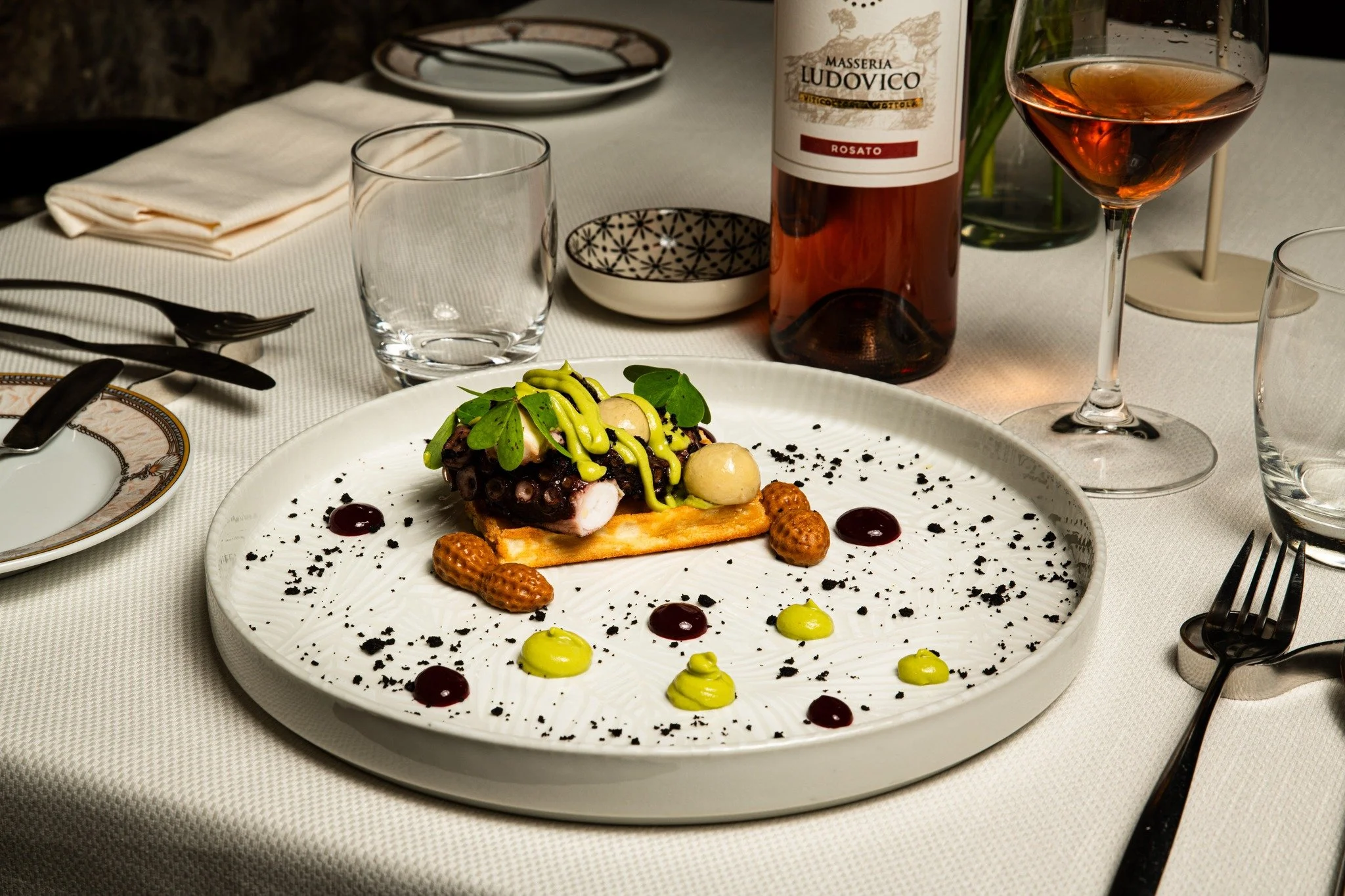 𝐄𝐧𝐠𝐥𝐢𝐬𝐡 𝐁𝐫𝐞𝐚𝐤𝐟𝐚𝐬𝐭?

Un ricordo, reinterpretato.

Il polpo, cotto lentamente e scottato, incontra un waffle di patata, tra dolce e salato.

Avocado, arachide, note acide e contrasti che richiamano una colazione lontana, abbondante, str