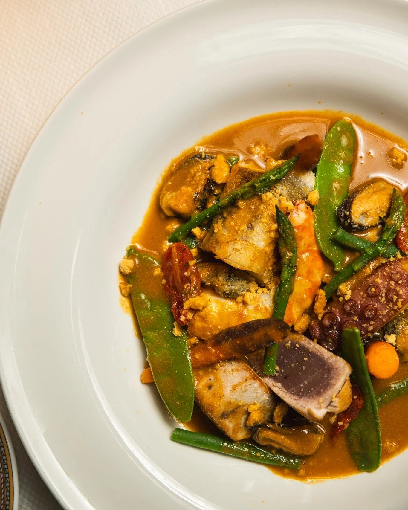𝐙𝐮𝐩𝐩𝐚 𝐬𝐚𝐩𝐨-𝐑𝐢𝐭𝐚.

Un piatto che parte dalla memoria della zuppa di pesce, ma ne cambia il ritmo. Ogni elemento viene lavorato separatamente, scottato e costruito nel piatto insieme alle verdure di stagione.

Asparagi, taccole, fagiolini,