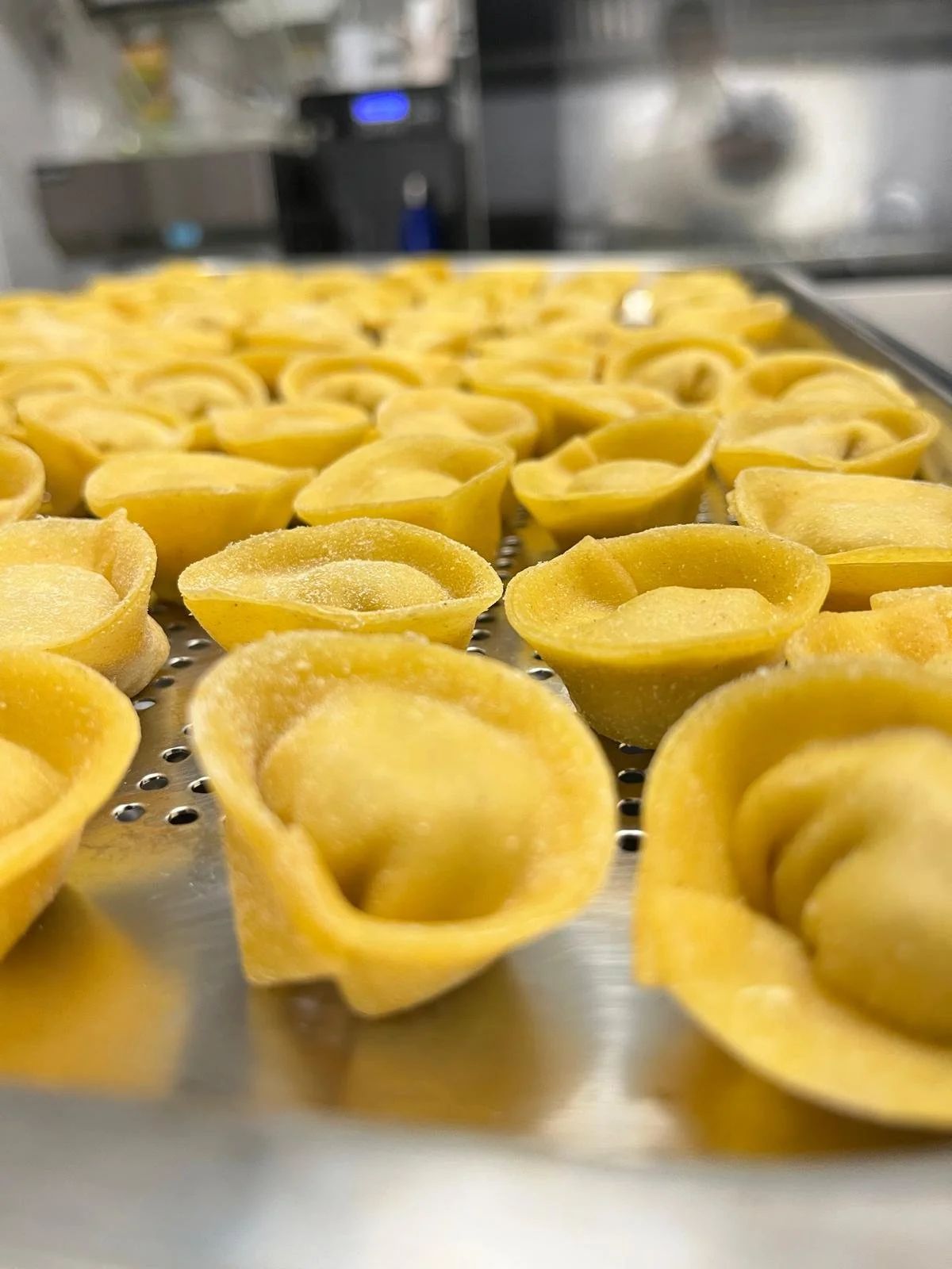 Tortelli di pasta fresca pronti per essere cotti.