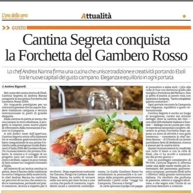 Una pagina di un giornale con un articolo dal titolo "Cantina Segreta conquista la Forchetta del Gambero Rosso". Include un'immagine di un piatto di pasta con formaggio e basilico all'inizio dell'articolo.