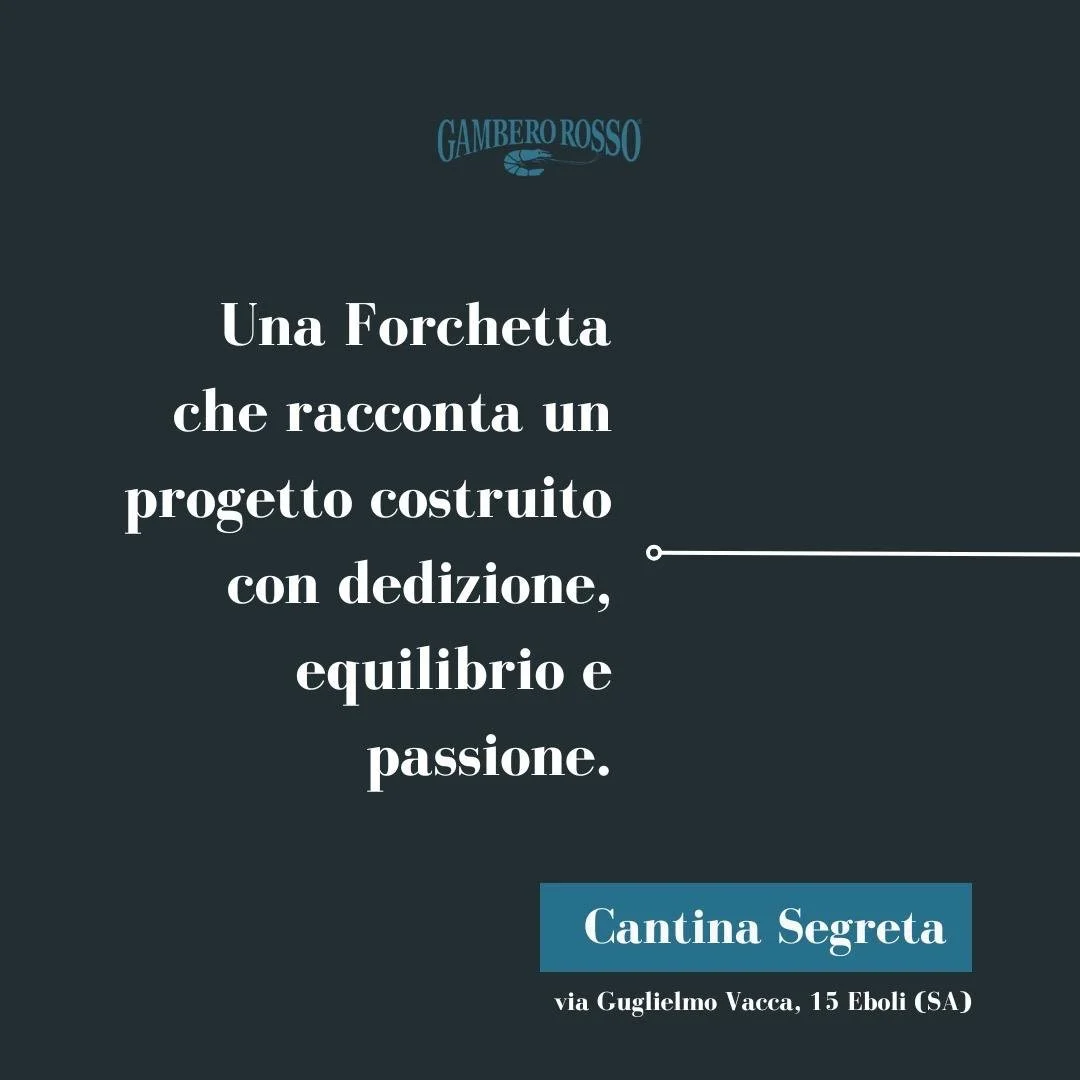Immagine di una scheda con il logo Gambero Rosso in alto, testo che parla di una forchetta che racconta un progetto costruito con dedizione, equilibrio e passione, e l'indicazione della Cantina Segreta in via Guglielmo Vacca, 15 Eboli (SA)