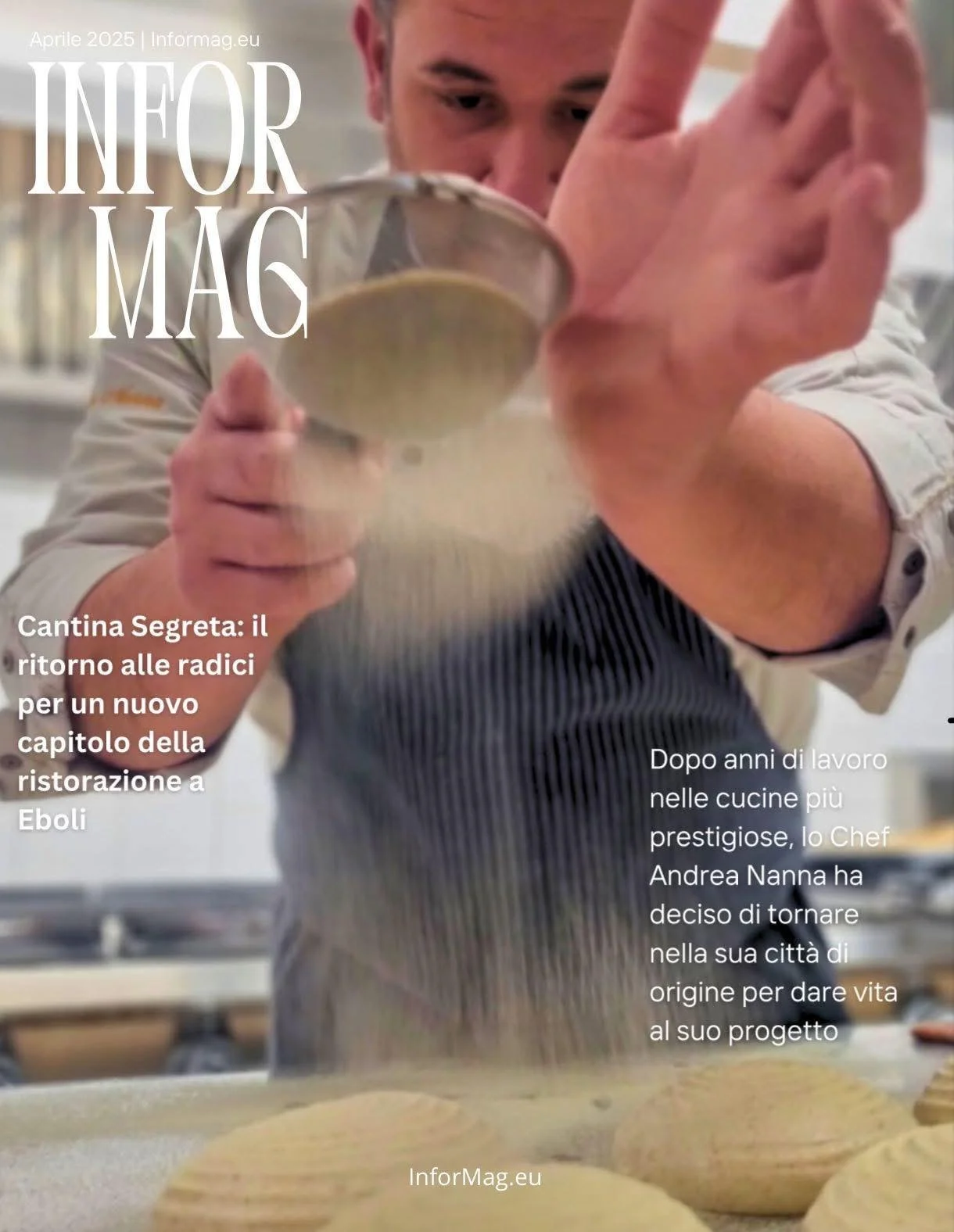 Immagine di una rivista con una copertina che mostra uno chef in cucina che versa della farina in un recipiente, con vari pezzi di pasta sulla superficie di lavoro.