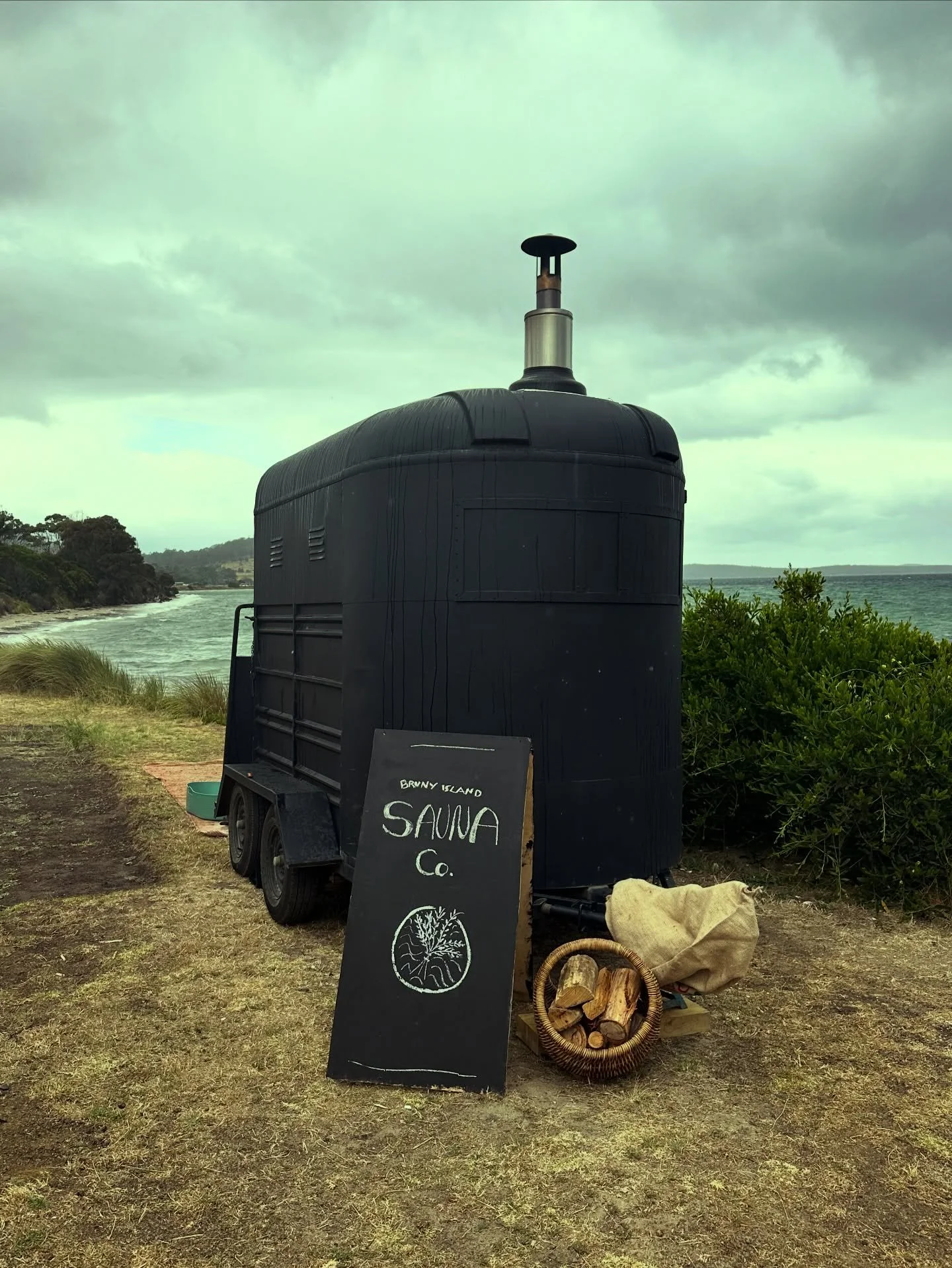 Hei! Moi! Moin! 👋🏻 Jessi and Suhela, aka Bruny Island Sauna Co.🔥🧡 here.
We&rsquo;re all set up  at the boat club in Alonnah for our first Sunday session. 10 am fully booked, 11 and 12 have one seat available. Walk-ins available throughout the day