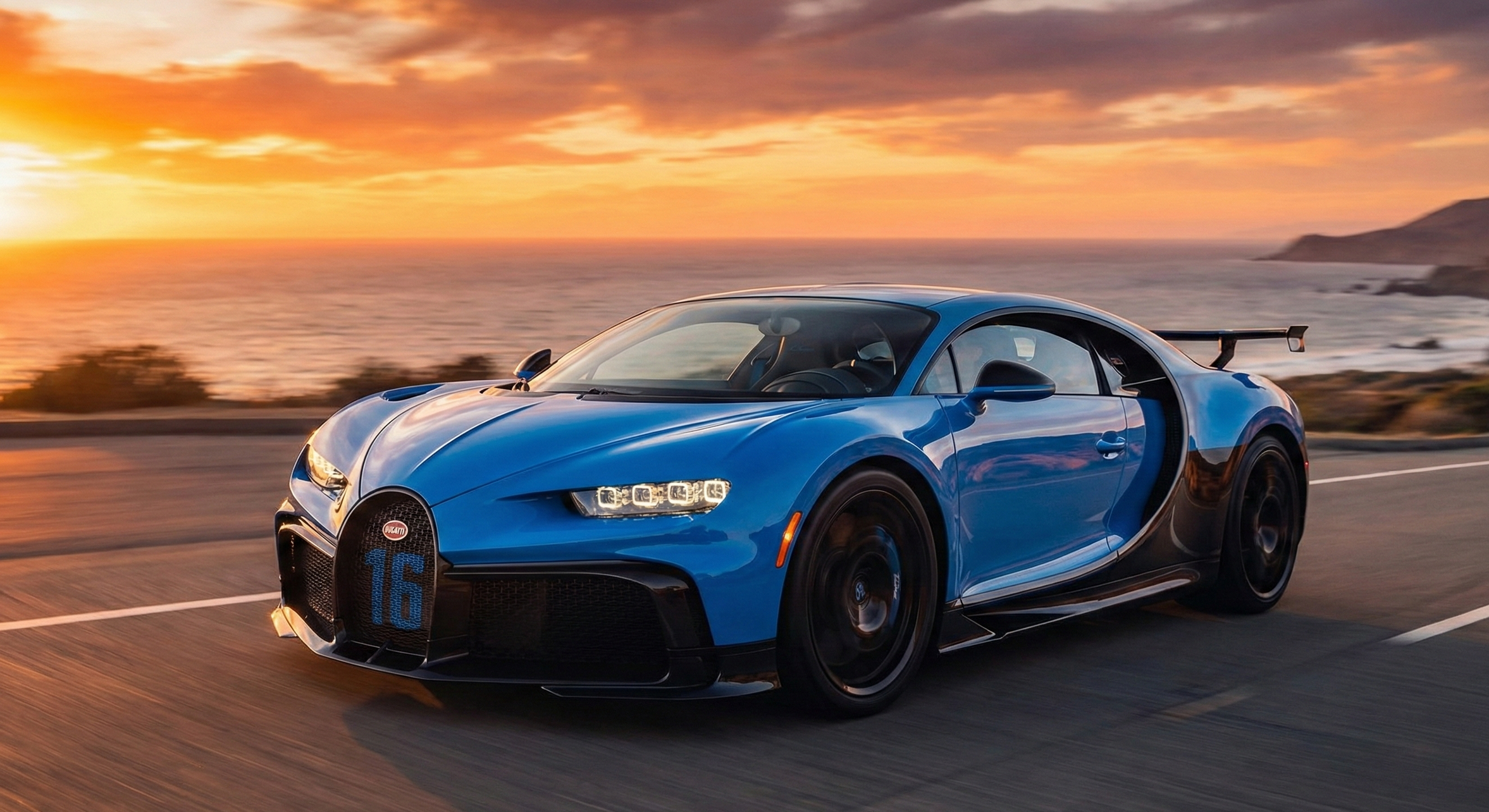 Une Bugatti Chiron bleue roule sur une route au coucher du soleil avec la mer et des falaises en arrière-plan.