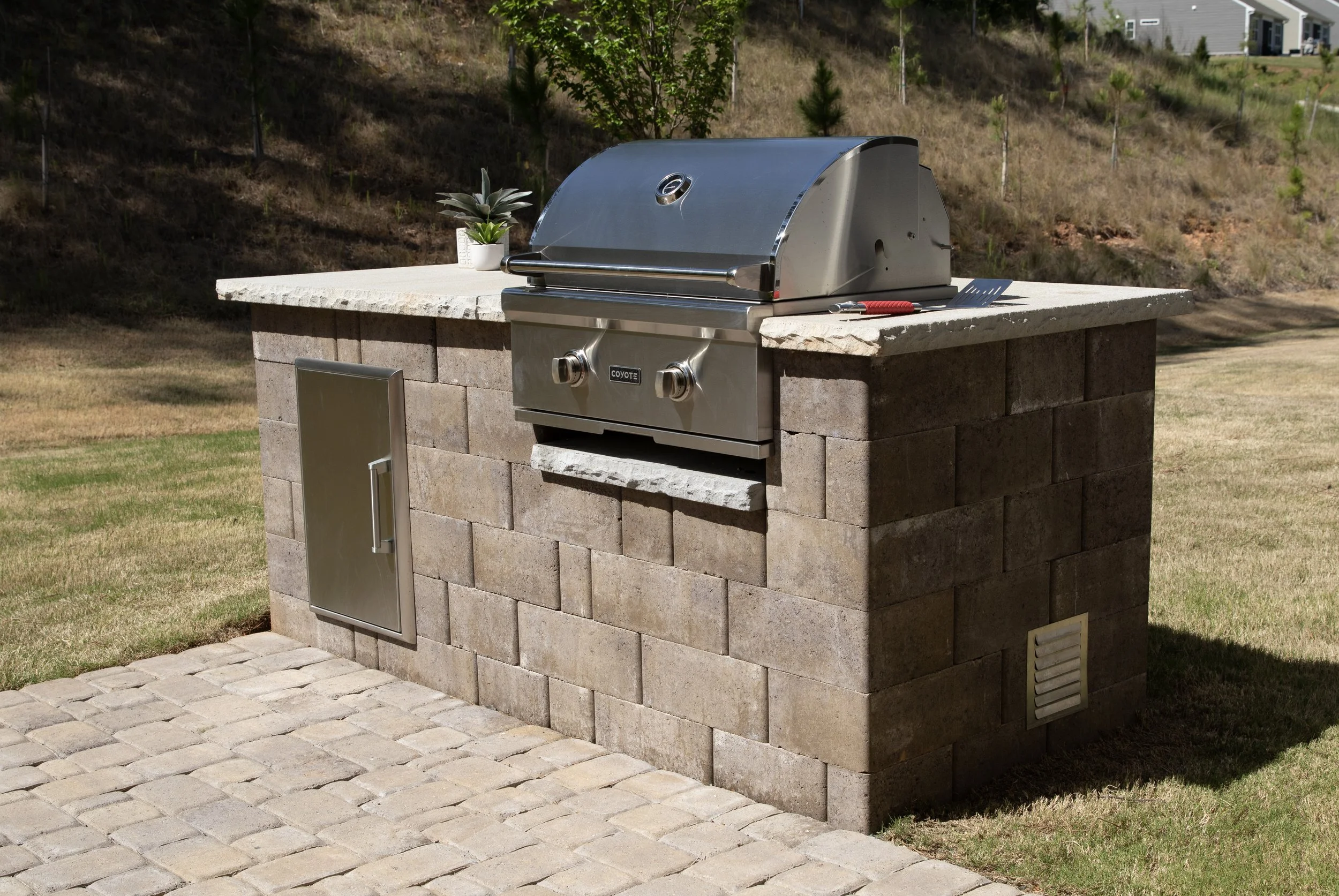 A standard grilling island installed by LOVING in Charlotte, NC.