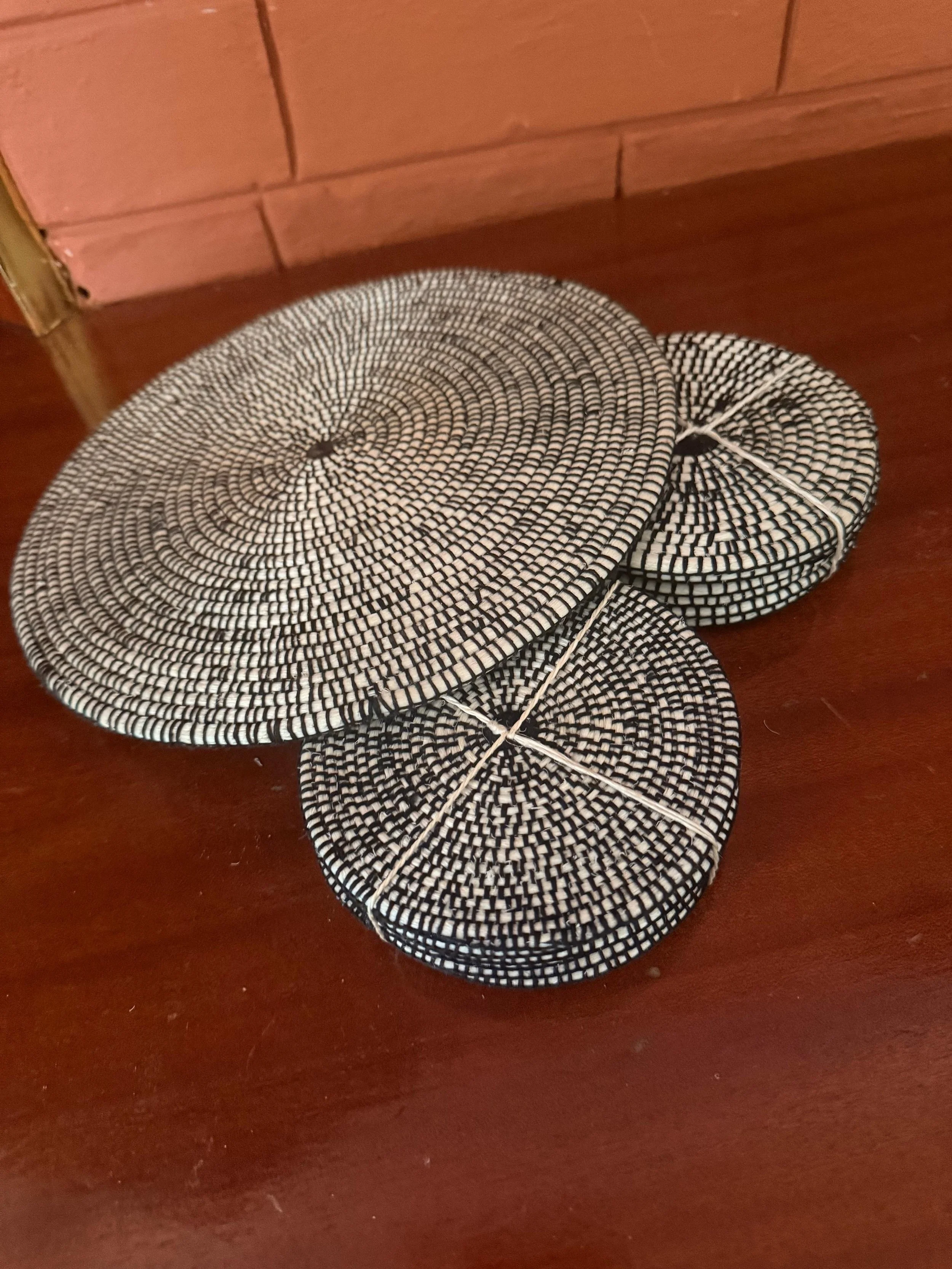 Table Bundle — 4 Placemats + 6 Coasters (Black Natural Concentric Check)